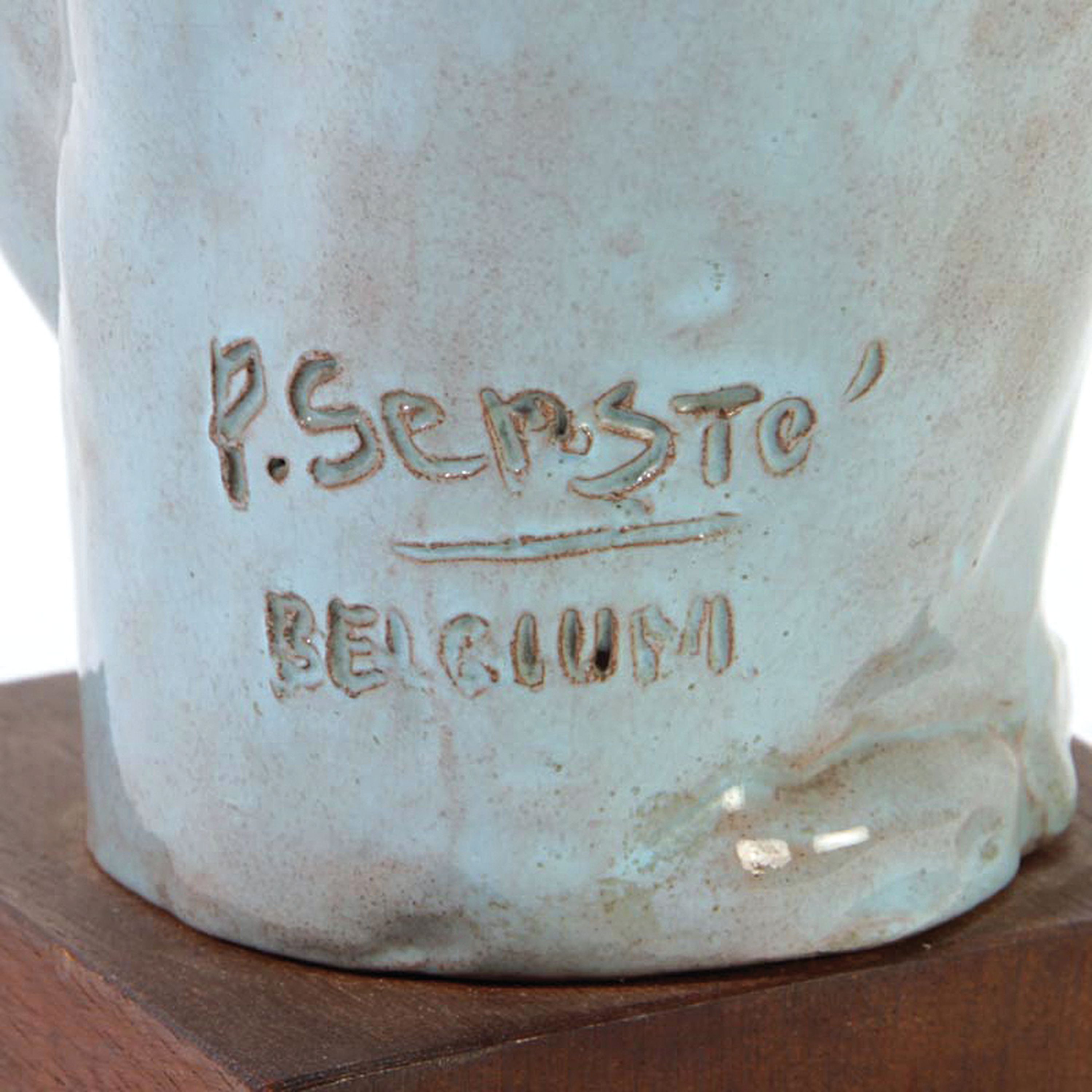 Detail c: Keramikbüste, Paul Serste (1910-2000), junge Frau mit Tuch, unglasiertes Gesicht, verso signiert und bez. Belgium, auf Holzsockel, H. 30 cm