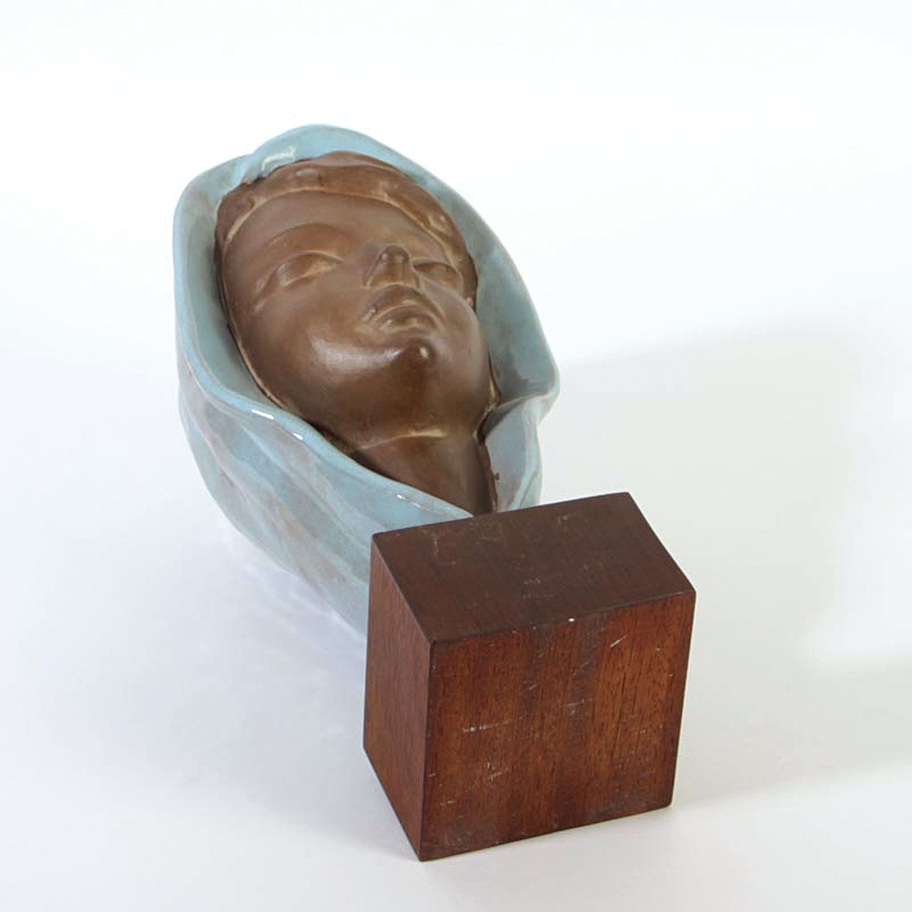 Detail d: Keramikbüste, Paul Serste (1910-2000), junge Frau mit Tuch, unglasiertes Gesicht, verso signiert und bez. Belgium, auf Holzsockel, H. 30 cm