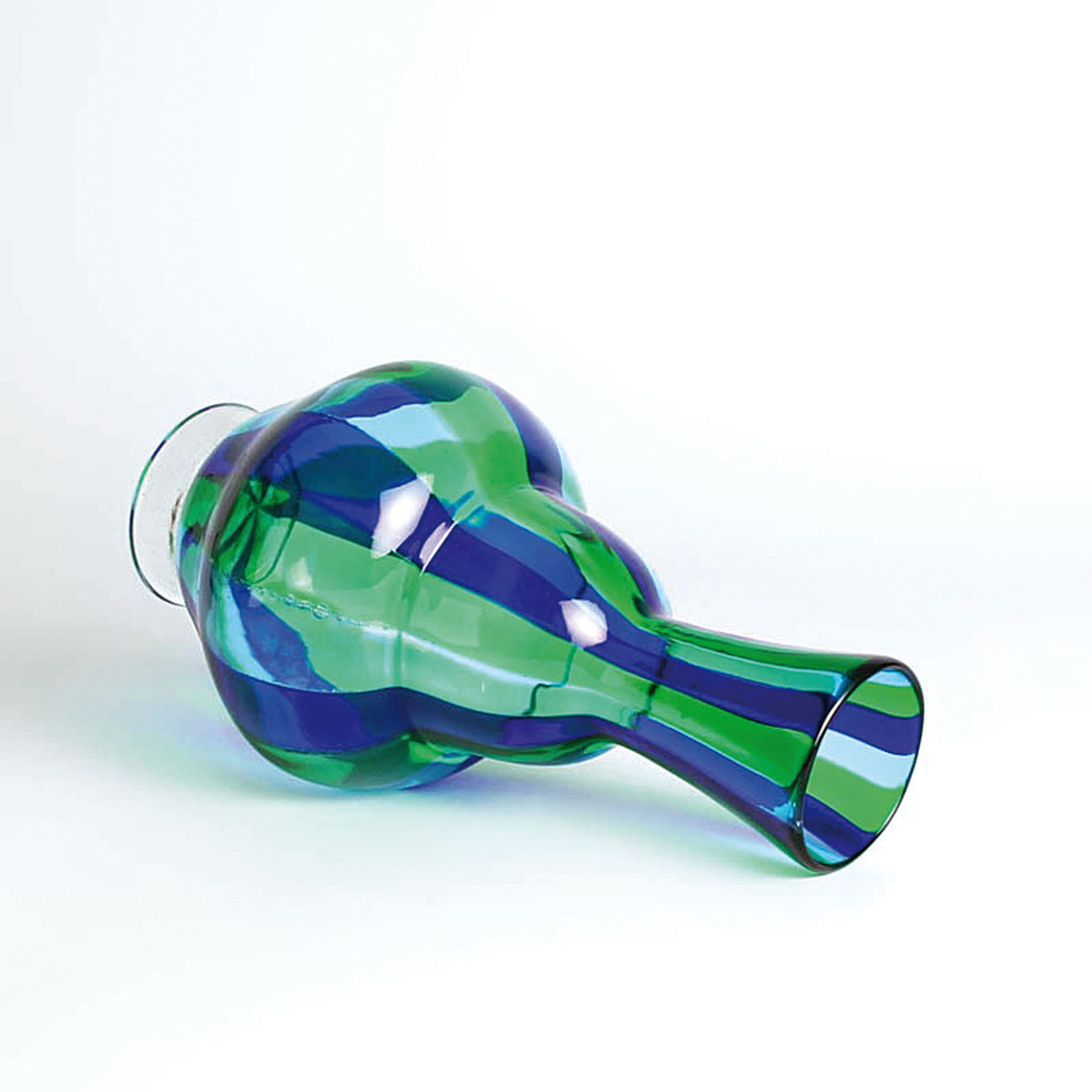 Detail b: 2 a canne bzw. zanfirico-Vasen, Fratelli Toso, Murano, 1960-70, Henkelvase mit gedrehten gelb cannes H. 20 cm; gestufte Vase mit grünen und blauen ...