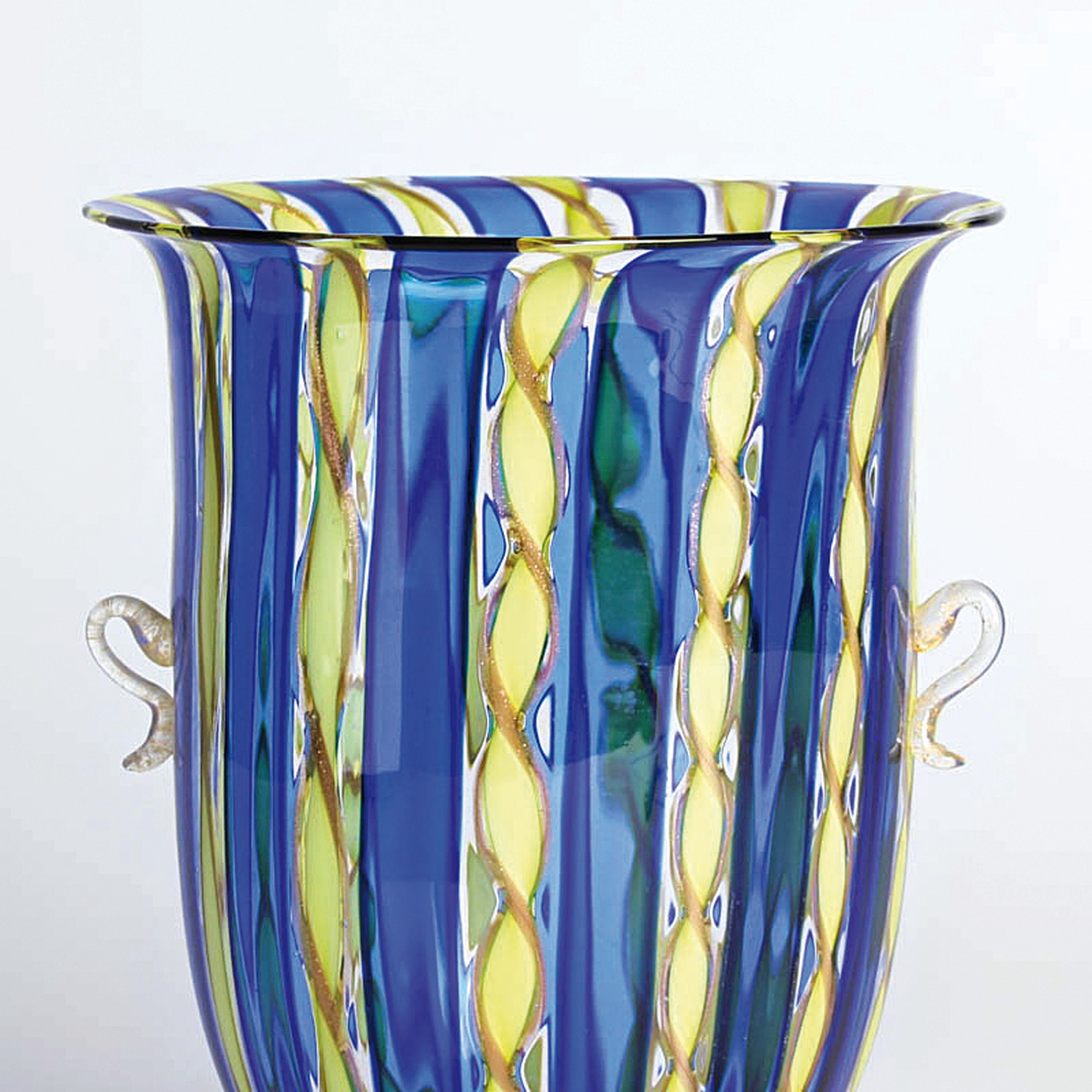 Detail e: 2 a canne bzw. zanfirico-Vasen, Fratelli Toso, Murano, 1960-70, Henkelvase mit gedrehten gelb cannes H. 20 cm; gestufte Vase mit grünen und blauen ...