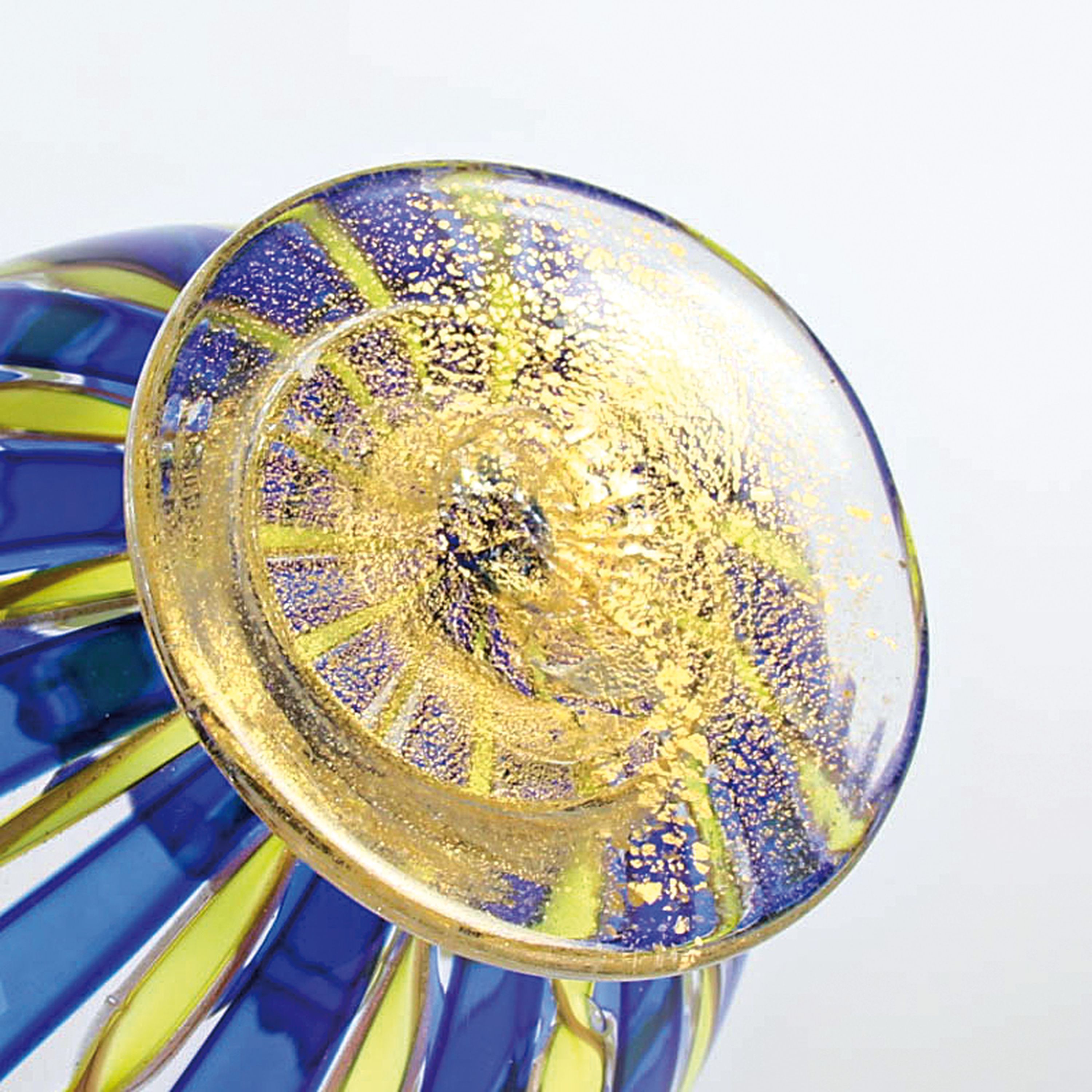 Detail g: 2 a canne bzw. zanfirico-Vasen, Fratelli Toso, Murano, 1960-70, Henkelvase mit gedrehten gelb cannes H. 20 cm; gestufte Vase mit grünen und blauen ...