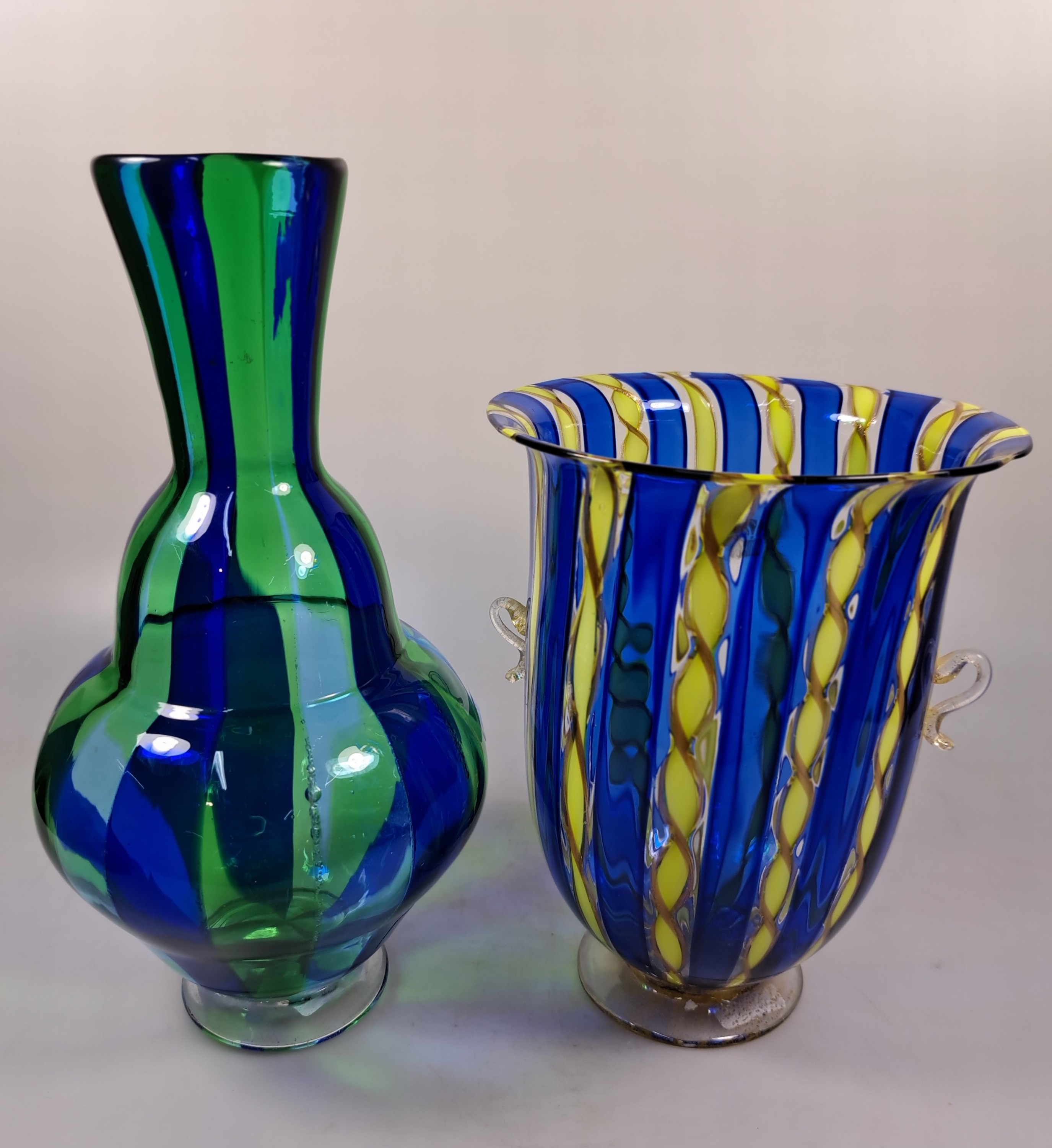 Detail h: 2 a canne bzw. zanfirico-Vasen, Fratelli Toso, Murano, 1960-70, Henkelvase mit gedrehten gelb cannes H. 20 cm; gestufte Vase mit grünen und blauen ...