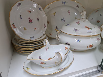 26924259a - 16 Teile Porzellan, Meissen, um 1880-90, 1. Wahl, Dekor gestreute Blumen, 6 Teller 21.5 ...