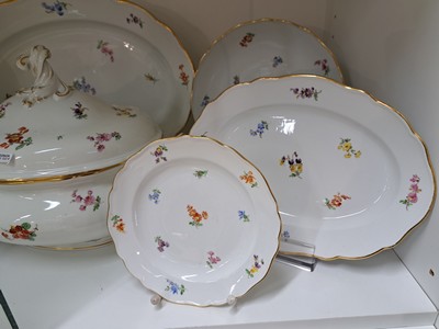 26924259b - 16 Teile Porzellan, Meissen, um 1880-90, 1. Wahl, Dekor gestreute Blumen, 6 Teller 21.5 ...