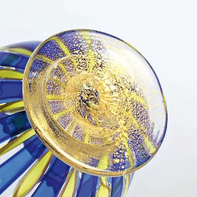 26924273g - 2 a canne bzw. zanfirico-Vasen, Fratelli Toso, Murano, 1960-70, Henkelvase mit gedrehten ...