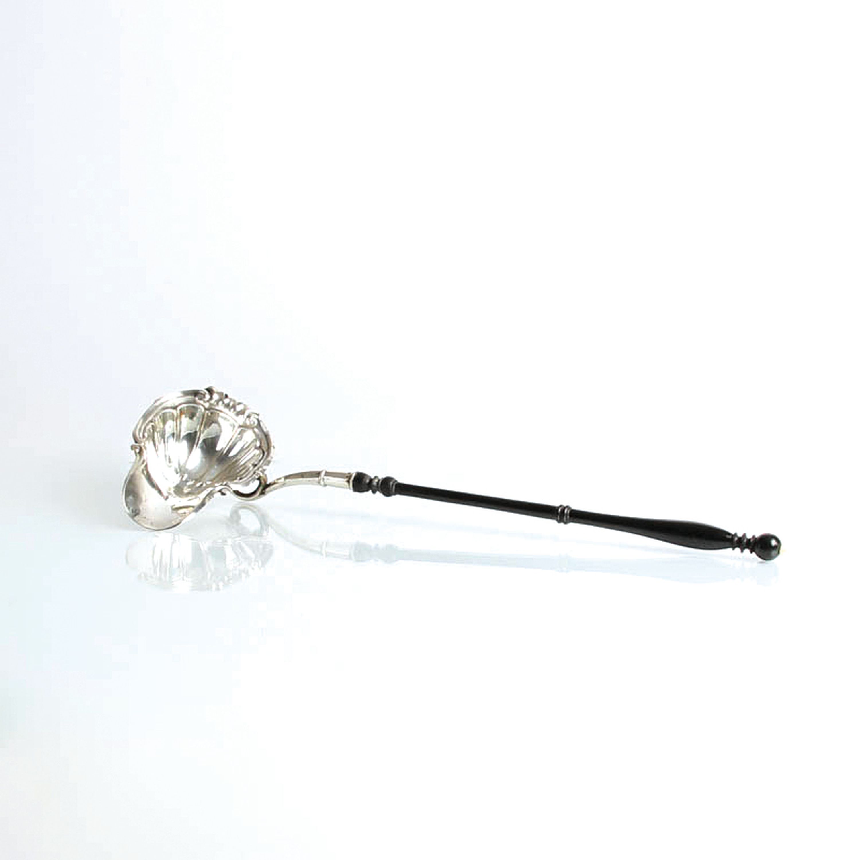 Soßenkelle aus Silber, um 1800, ungemarkt, Kelle in Muschelform, klassizistischer Duktus, geschwärzter Holzgriff, L. 38 cm