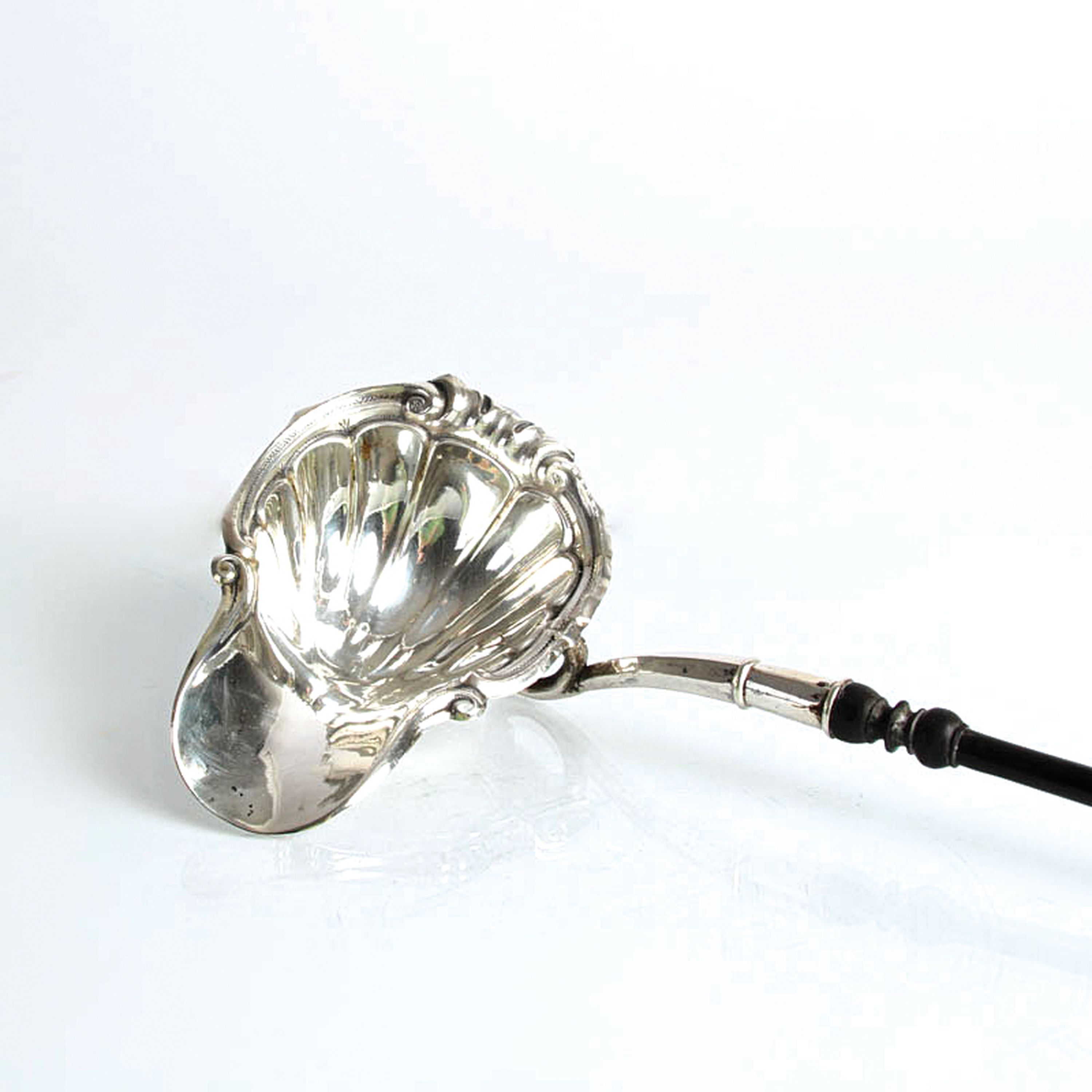 Detail a: Soßenkelle aus Silber, um 1800, ungemarkt, Kelle in Muschelform, klassizistischer Duktus, geschwärzter Holzgriff, L. 38 cm