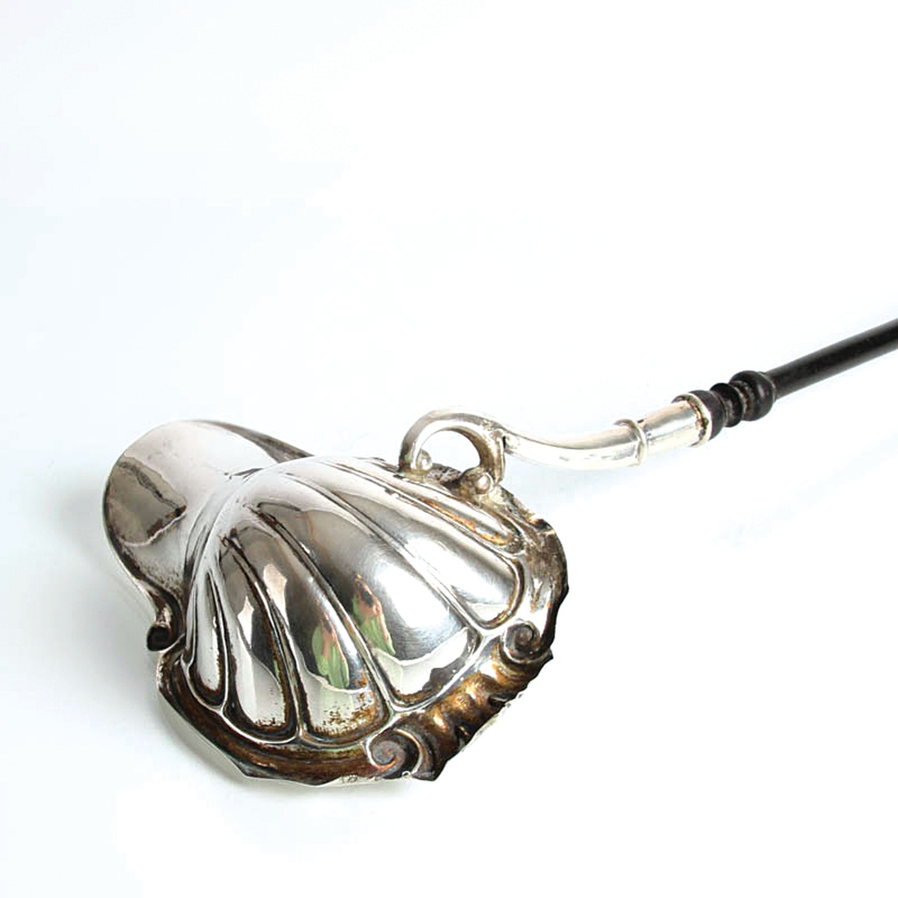 Detail c: Soßenkelle aus Silber, um 1800, ungemarkt, Kelle in Muschelform, klassizistischer Duktus, geschwärzter Holzgriff, L. 38 cm