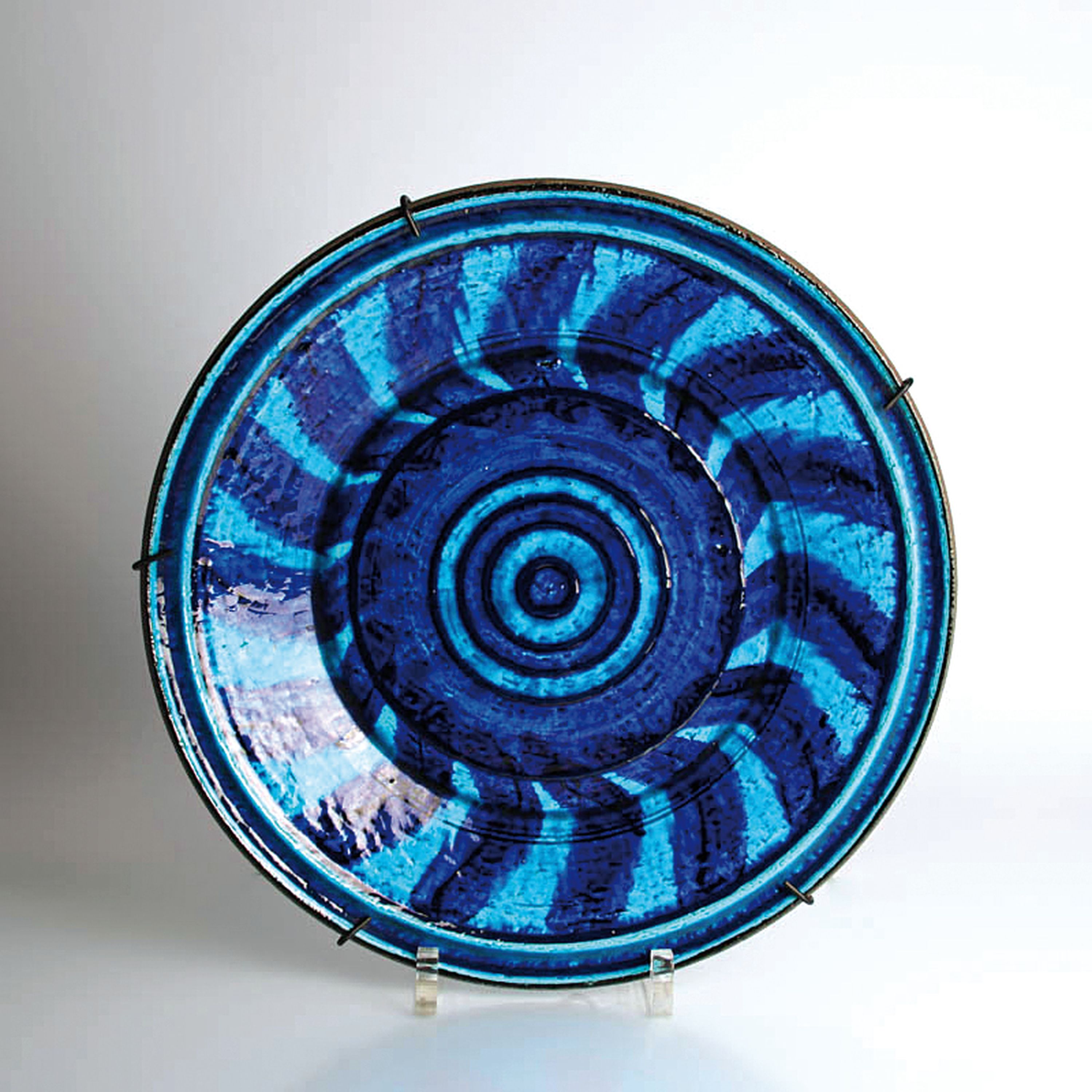 Keramikteller, Inger Persson (1936-2021), Schweden, schwarz-brauner Scherben, türkis -blau glasiert, am Boden bezeichnet, D. 40 cm