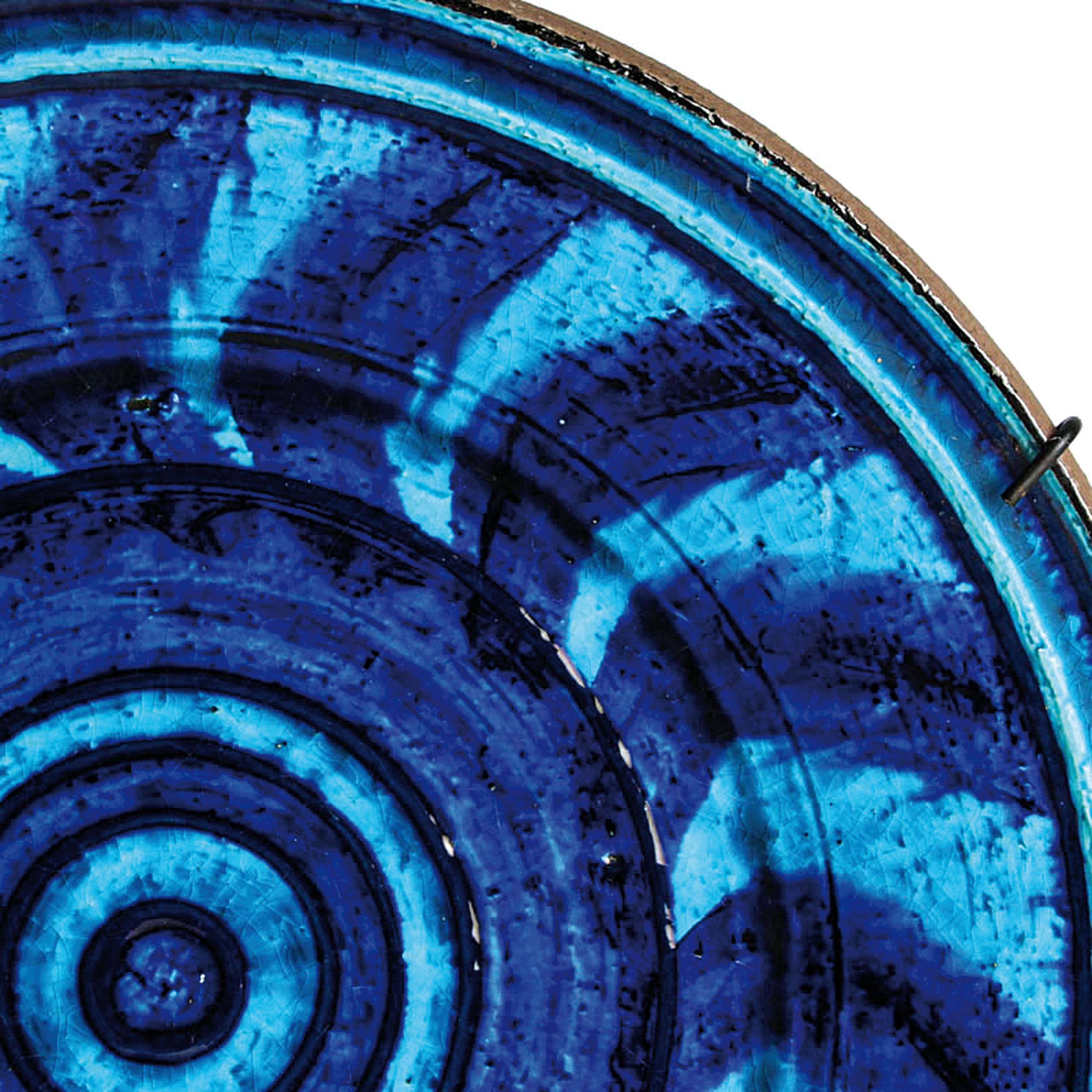 Detail a: Keramikteller, Inger Persson (1936-2021), Schweden, schwarz-brauner Scherben, türkis -blau glasiert, am Boden bezeichnet, D. 40 cm
