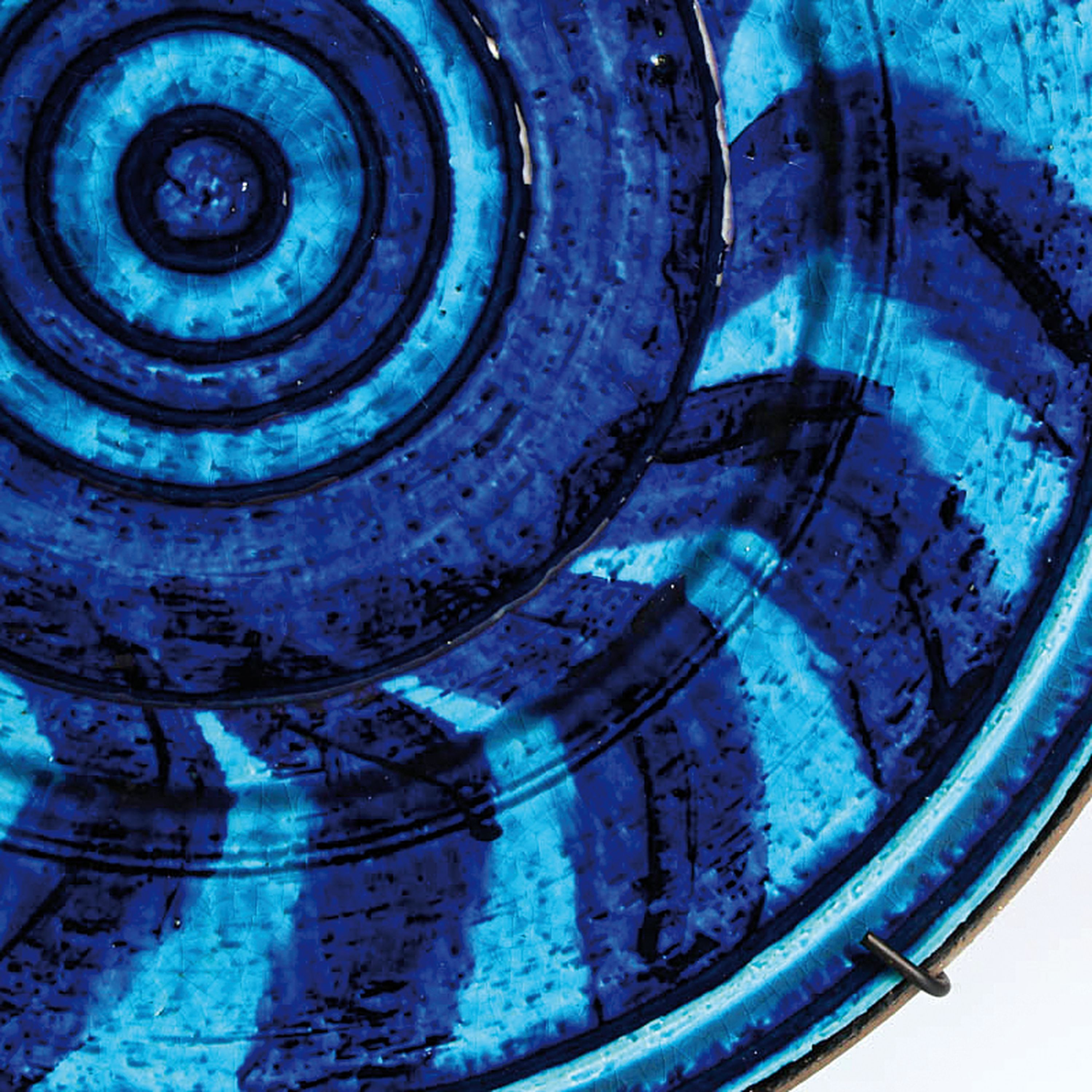 Detail b: Keramikteller, Inger Persson (1936-2021), Schweden, schwarz-brauner Scherben, türkis -blau glasiert, am Boden bezeichnet, D. 40 cm
