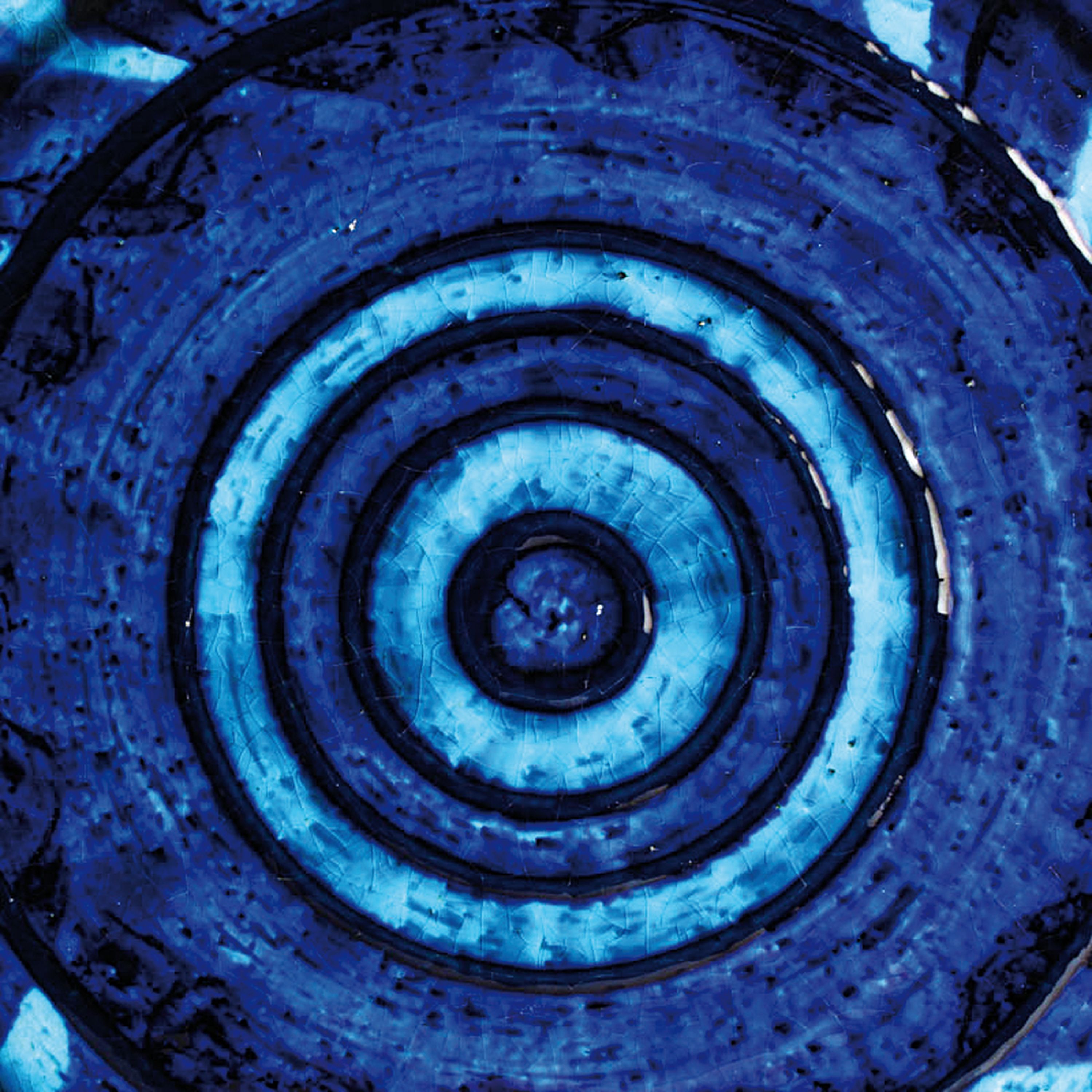 Detail c: Keramikteller, Inger Persson (1936-2021), Schweden, schwarz-brauner Scherben, türkis -blau glasiert, am Boden bezeichnet, D. 40 cm