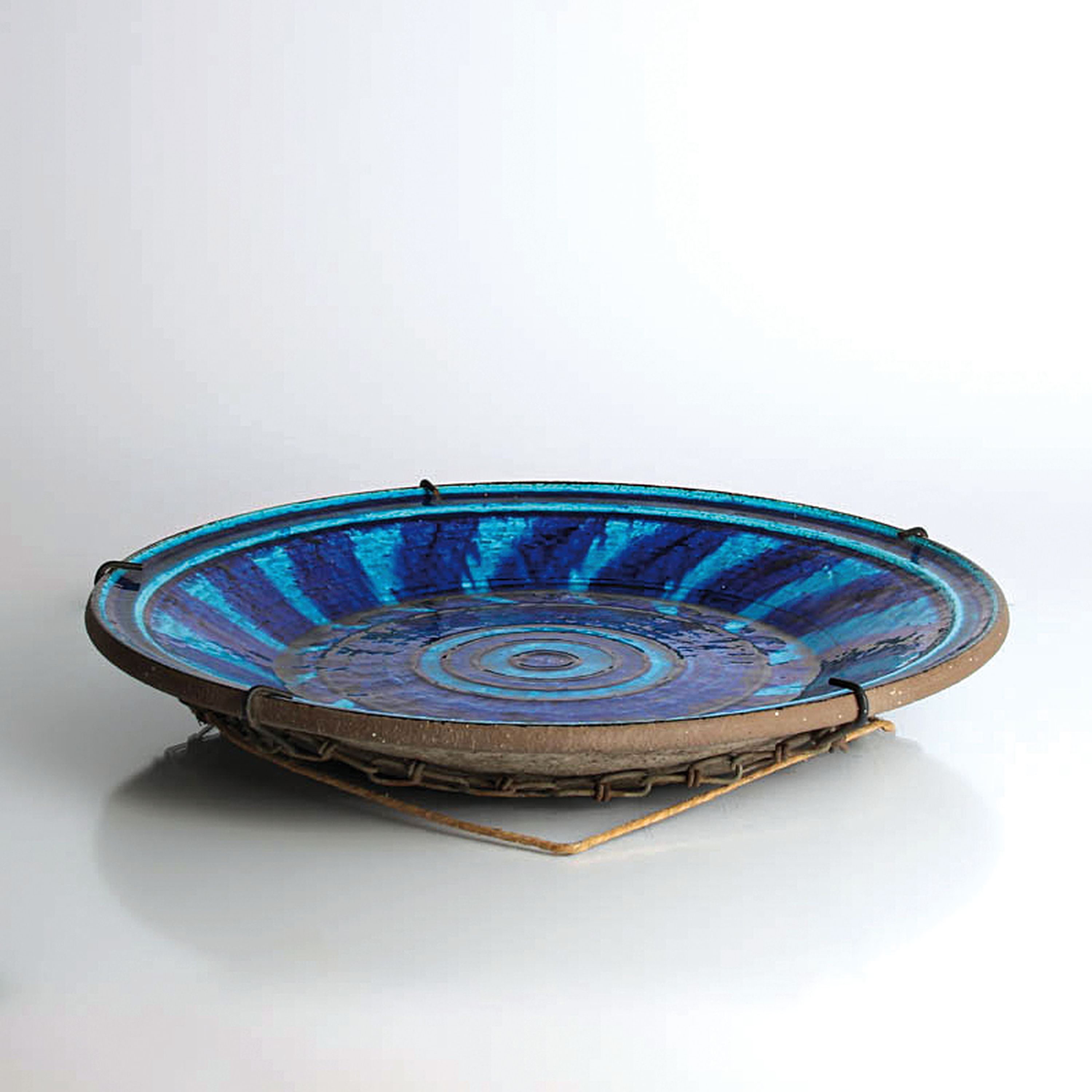 Detail d: Keramikteller, Inger Persson (1936-2021), Schweden, schwarz-brauner Scherben, türkis -blau glasiert, am Boden bezeichnet, D. 40 cm