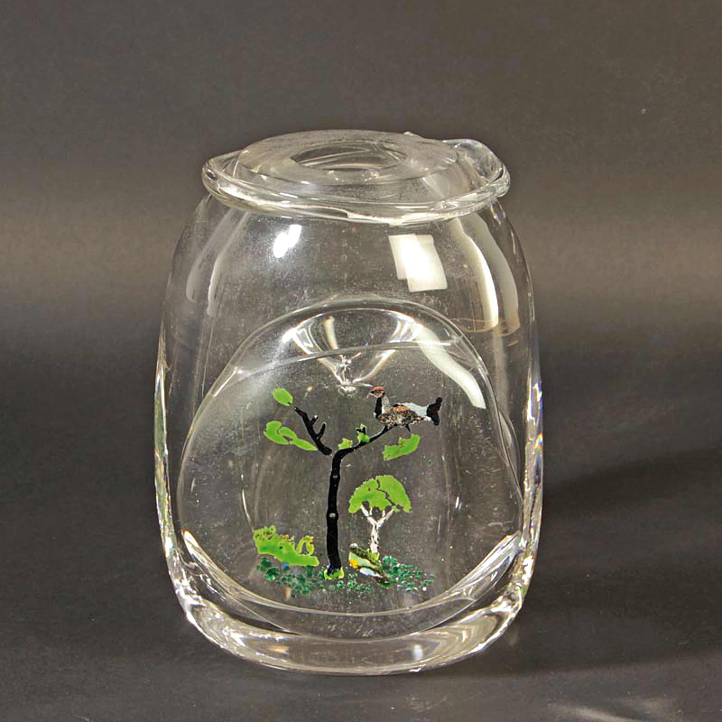 Studioglas-Objekt, 20.Jh., farbloses Glas, Aufschmelzungen, Malerei mit frühlingshaftem Motiv, H. 20 cm