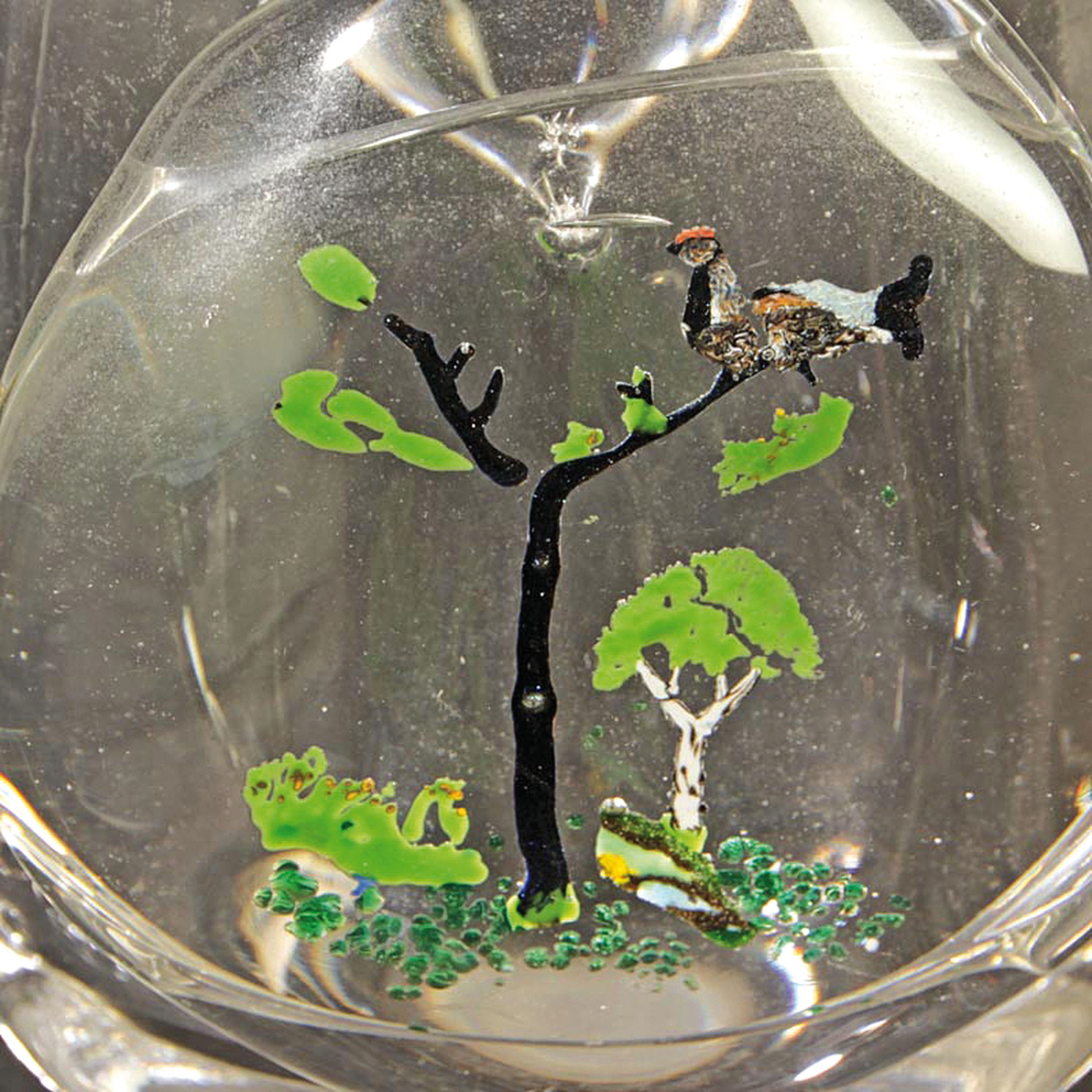Detail a: Studioglas-Objekt, 20.Jh., farbloses Glas, Aufschmelzungen, Malerei mit frühlingshaftem Motiv, H. 20 cm