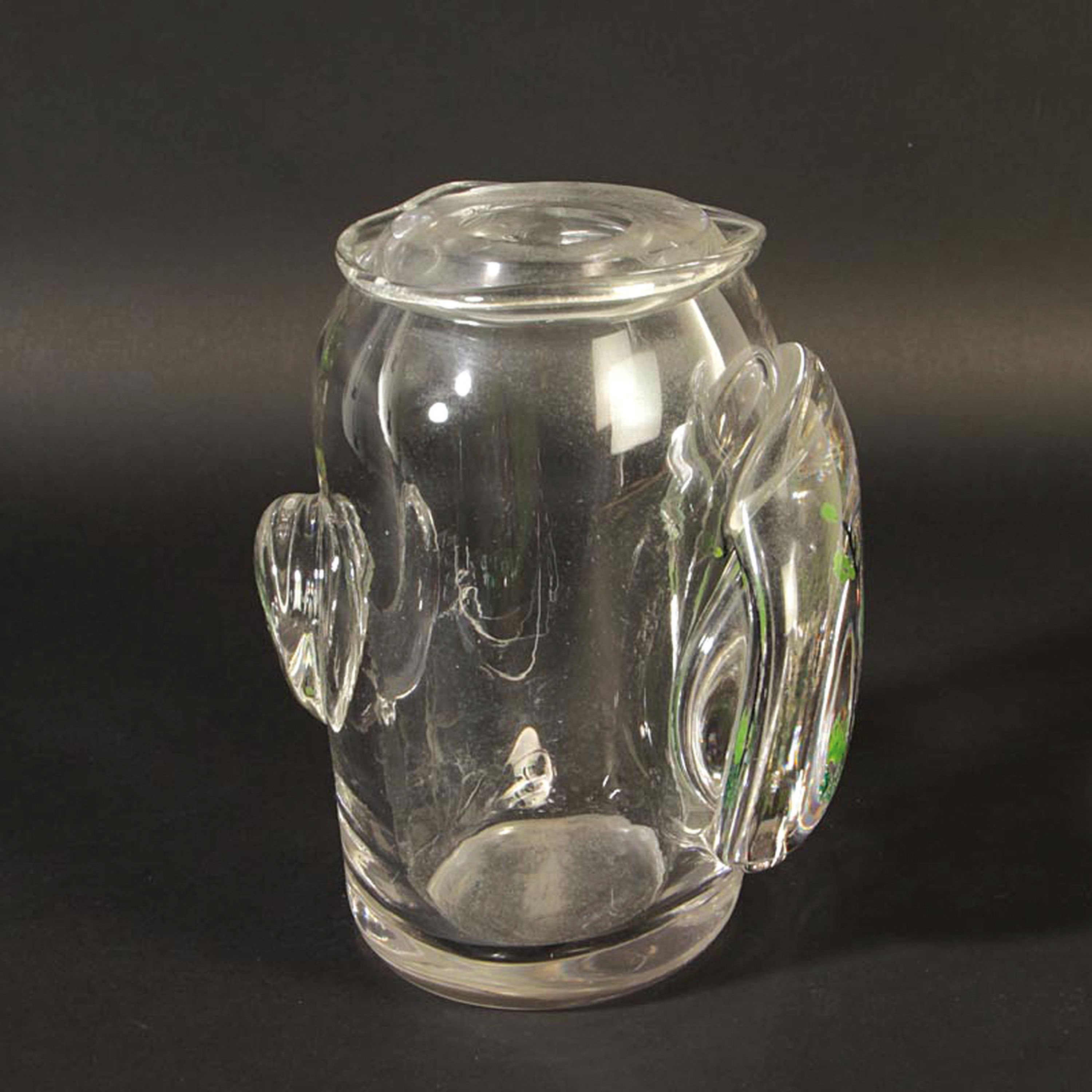 Detail b: Studioglas-Objekt, 20.Jh., farbloses Glas, Aufschmelzungen, Malerei mit frühlingshaftem Motiv, H. 20 cm