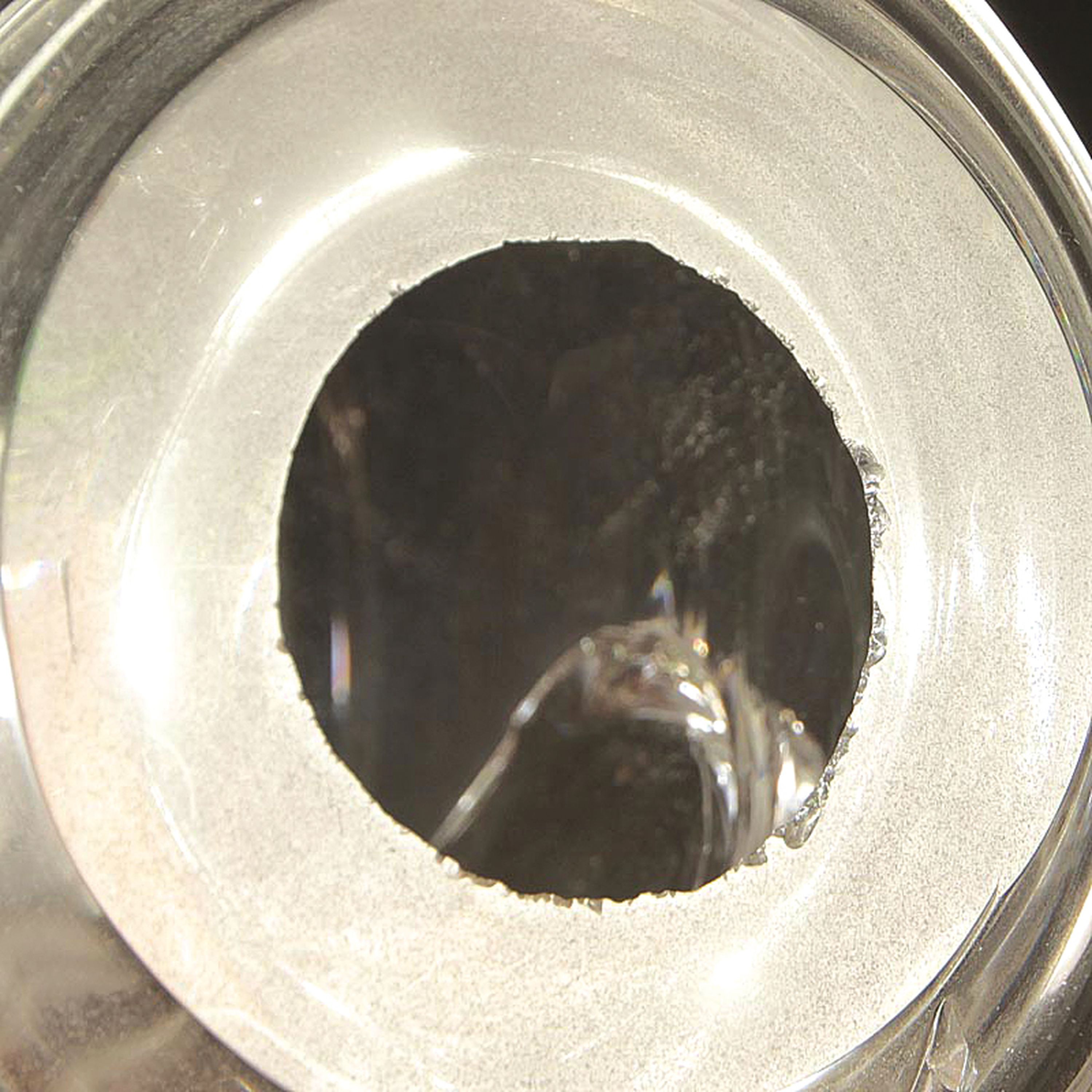 Detail d: Studioglas-Objekt, 20.Jh., farbloses Glas, Aufschmelzungen, Malerei mit frühlingshaftem Motiv, H. 20 cm