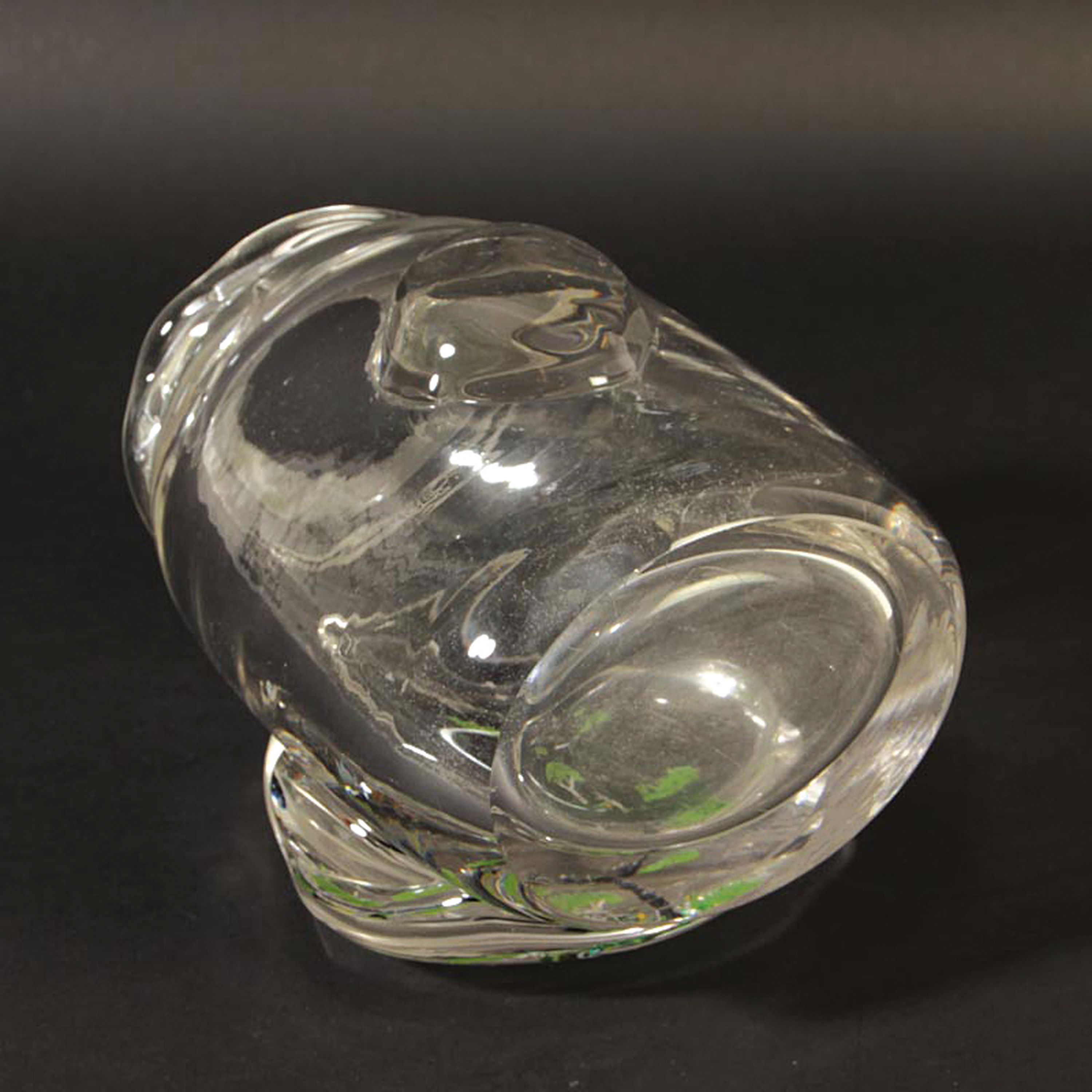 Detail e: Studioglas-Objekt, 20.Jh., farbloses Glas, Aufschmelzungen, Malerei mit frühlingshaftem Motiv, H. 20 cm