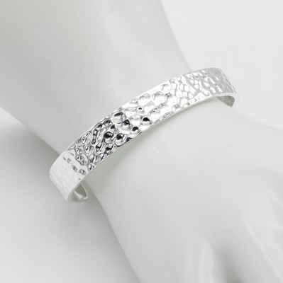26924430a - Armreif, 925er Silber, gehämmertes Design, B. ca. 9 mm