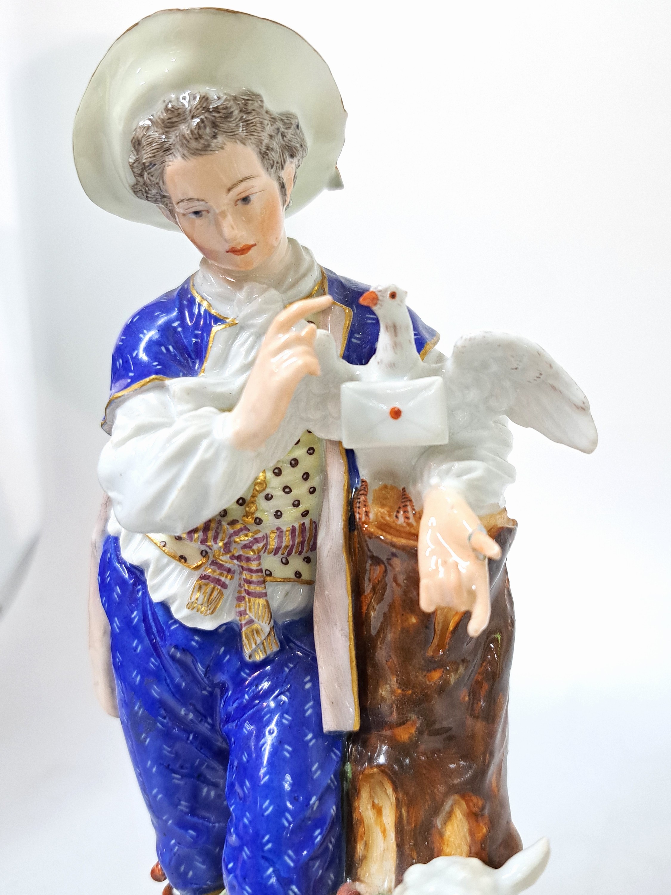 Detail b: Porzellanfigur, Meissen, 1774-1814, Schäfer mit Brieftaube, polychrom bemalt, Fehlstelle an Hutschleife und geklebt bzw. min. rest. an den Fingern, ...