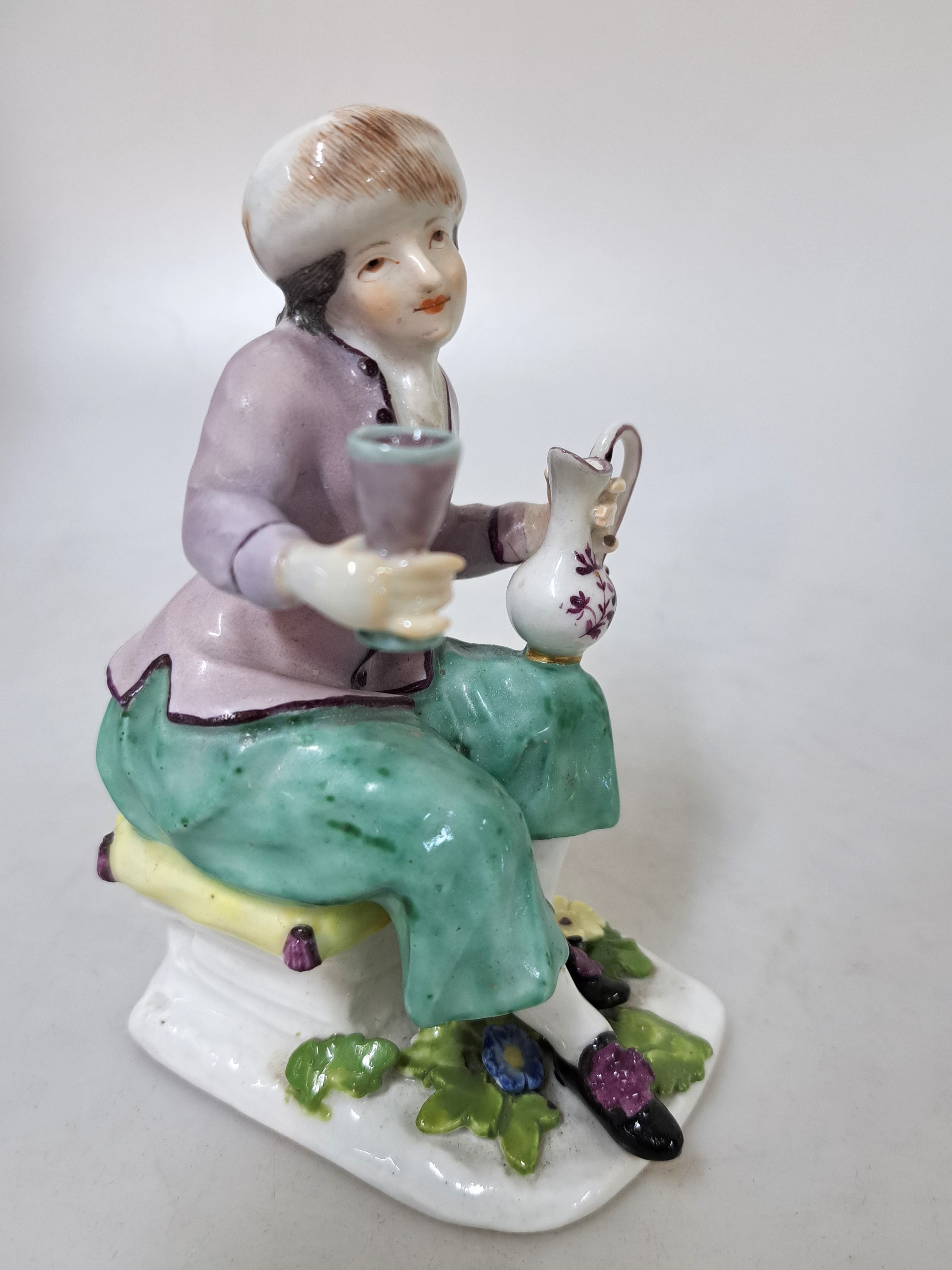 Detail b: Porzellanfigur, Meisen, um 1745, Russischer Bauer, Modell J.J. Kaendler, polychrom bemalt, Fladensockel mit aufgelegten Blümchen, l. rest., min. ...