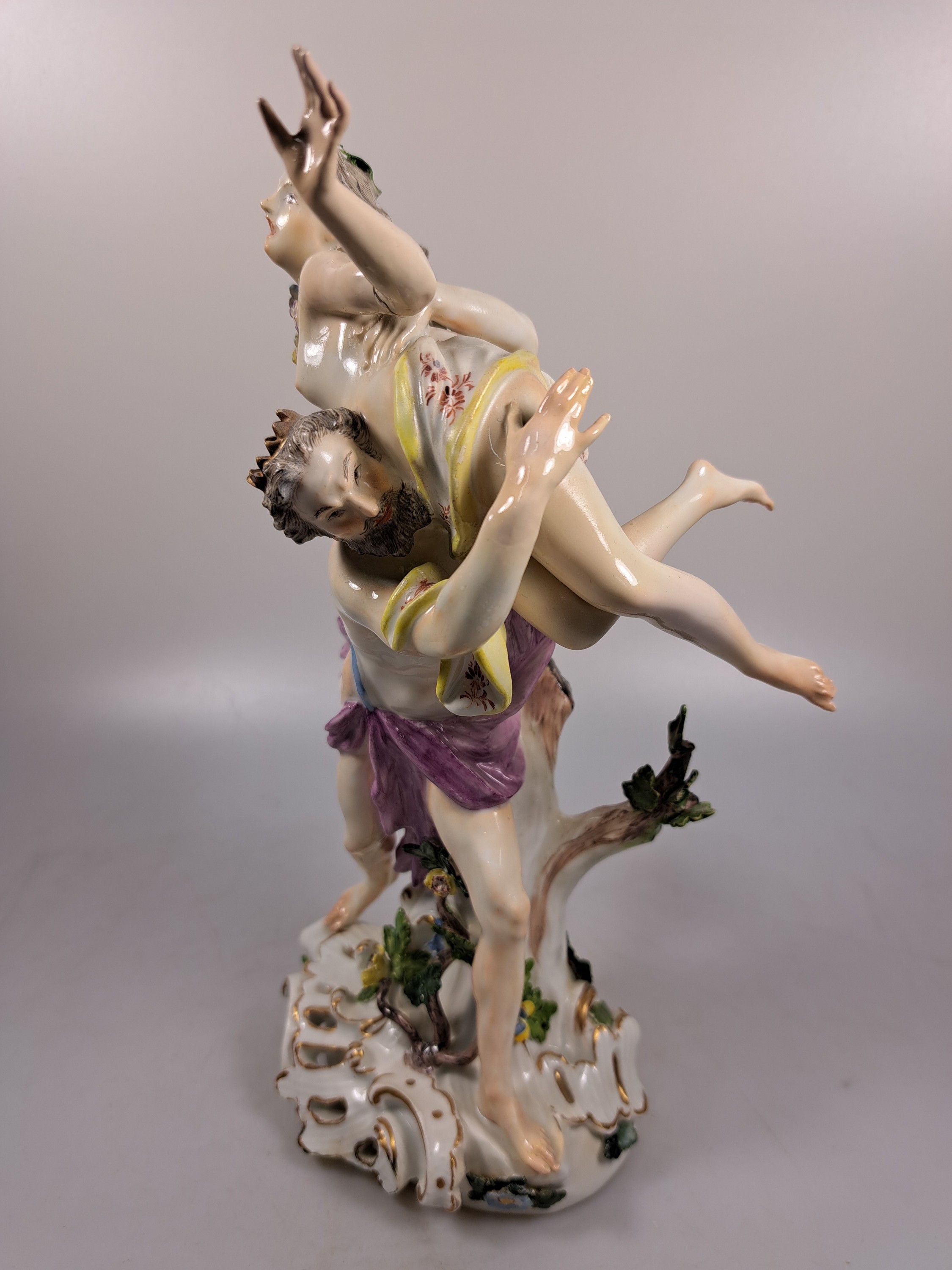 Detail b: Porzellanfigur, Meissen, um 1755, Entwurf J.J. Kaendler, Raub der Proserpina, bunt bemalt, an den Armen geklebt, rest., min. best., H. ca. 27.5 cm, ...