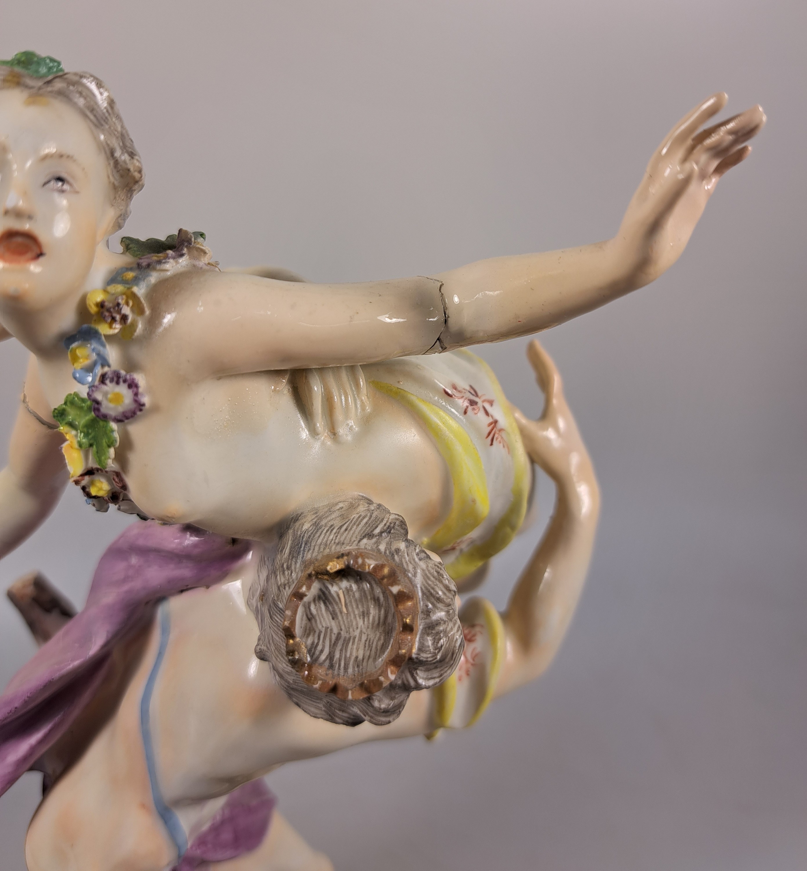 Detail e: Porzellanfigur, Meissen, um 1755, Entwurf J.J. Kaendler, Raub der Proserpina, bunt bemalt, an den Armen geklebt, rest., min. best., H. ca. 27.5 cm, ...