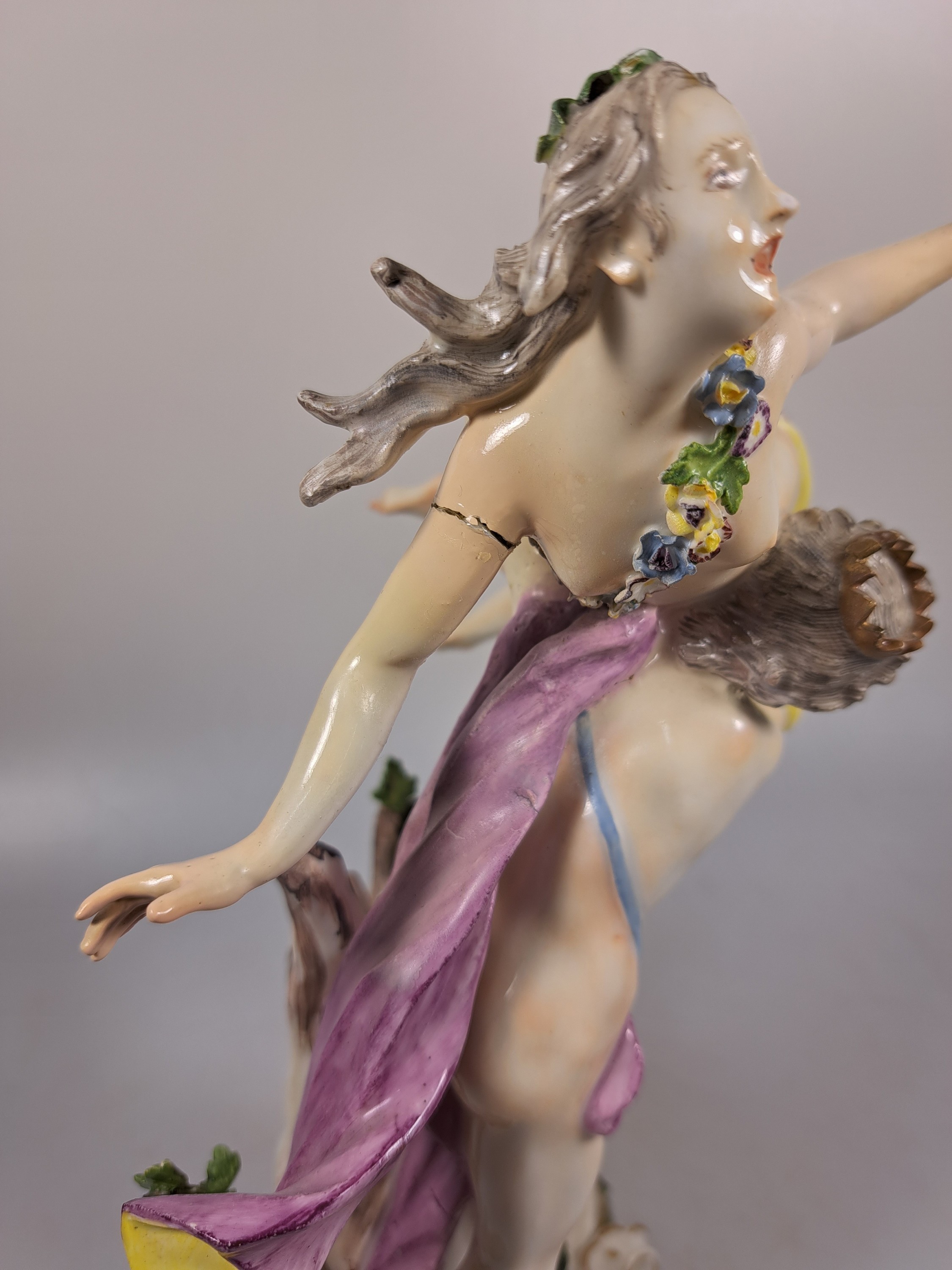 Detail f: Porzellanfigur, Meissen, um 1755, Entwurf J.J. Kaendler, Raub der Proserpina, bunt bemalt, an den Armen geklebt, rest., min. best., H. ca. 27.5 cm, ...