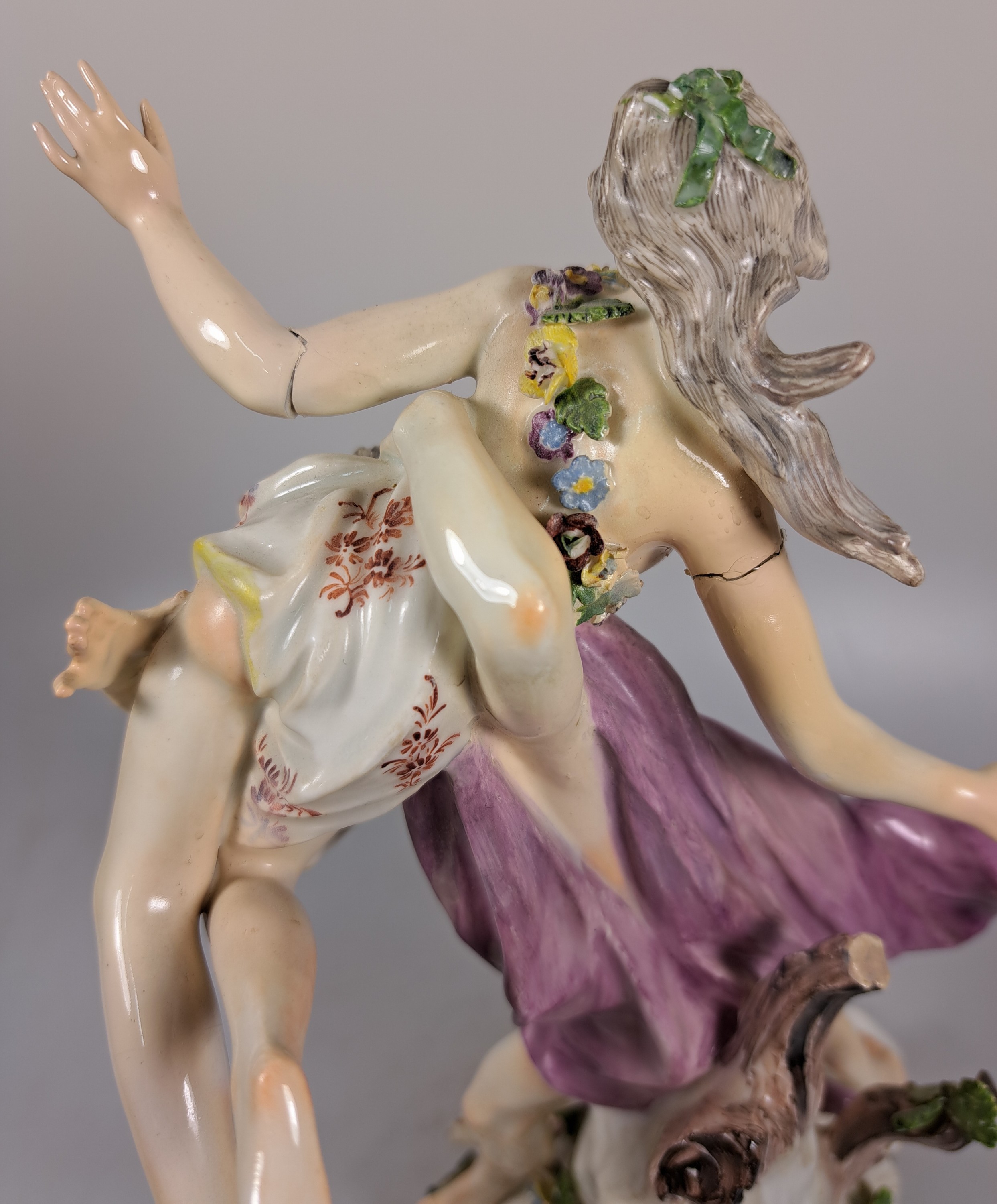 Detail h: Porzellanfigur, Meissen, um 1755, Entwurf J.J. Kaendler, Raub der Proserpina, bunt bemalt, an den Armen geklebt, rest., min. best., H. ca. 27.5 cm, ...