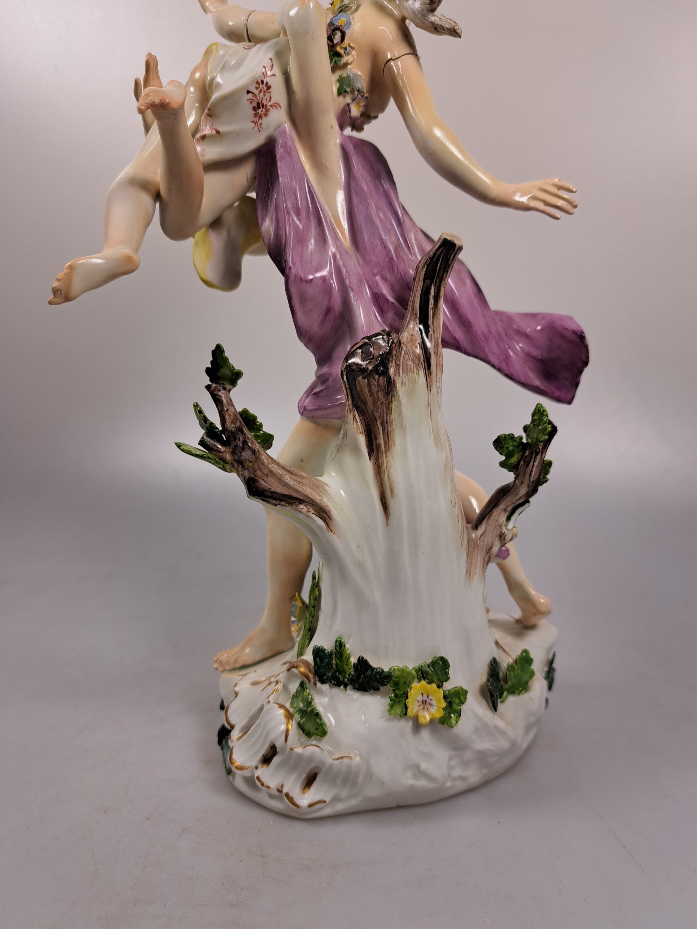 Detail i: Porzellanfigur, Meissen, um 1755, Entwurf J.J. Kaendler, Raub der Proserpina, bunt bemalt, an den Armen geklebt, rest., min. best., H. ca. 27.5 cm, ...