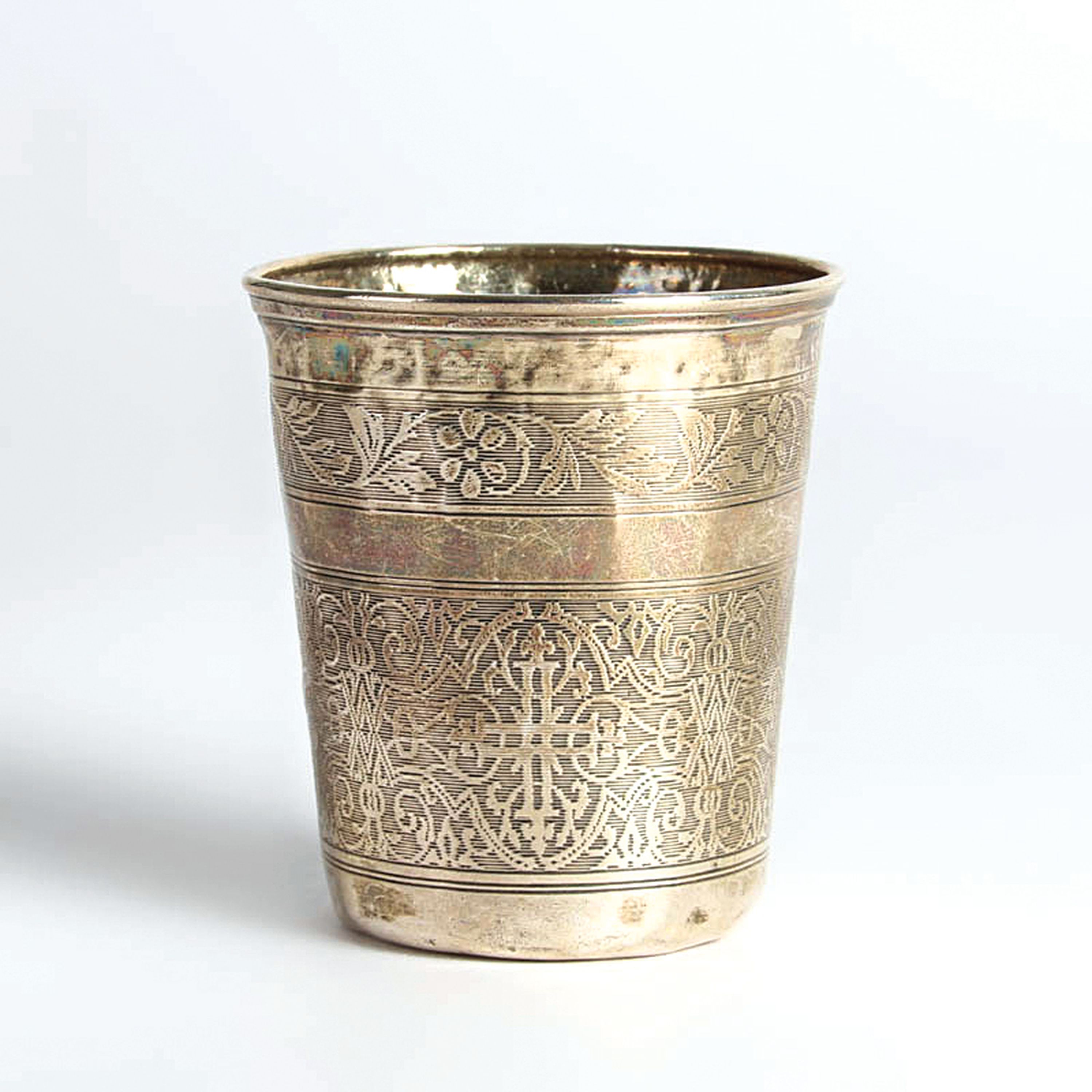 Detail c: Taufbecher aus Silber, deutsch, 18.Jh., Silber, ziselierter Ornamentdekor, Monogramm, Punzen unleserlich, ca. 40,7g, H. 7,5 cm, verbeult