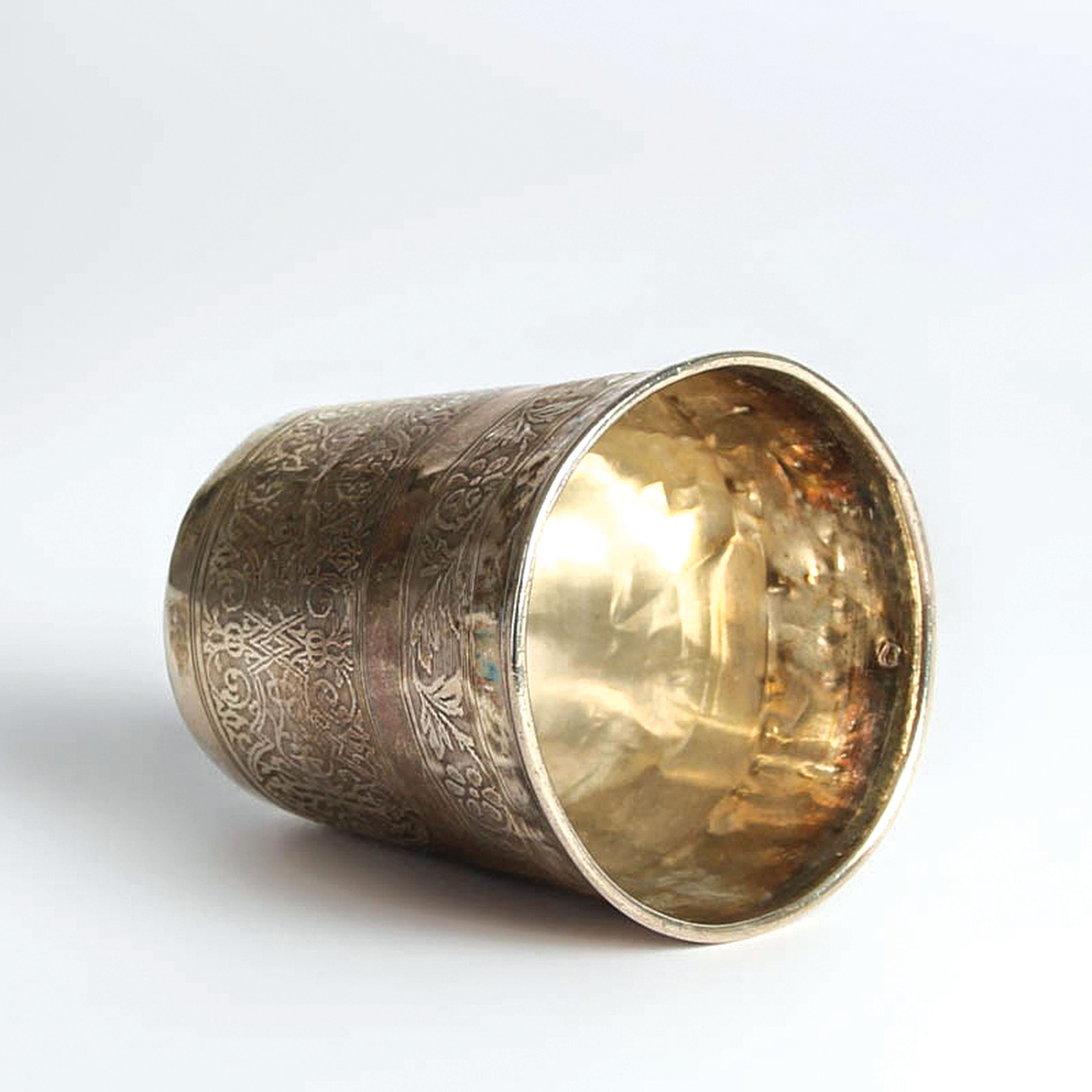 Detail d: Taufbecher aus Silber, deutsch, 18.Jh., Silber, ziselierter Ornamentdekor, Monogramm, Punzen unleserlich, ca. 40,7g, H. 7,5 cm, verbeult