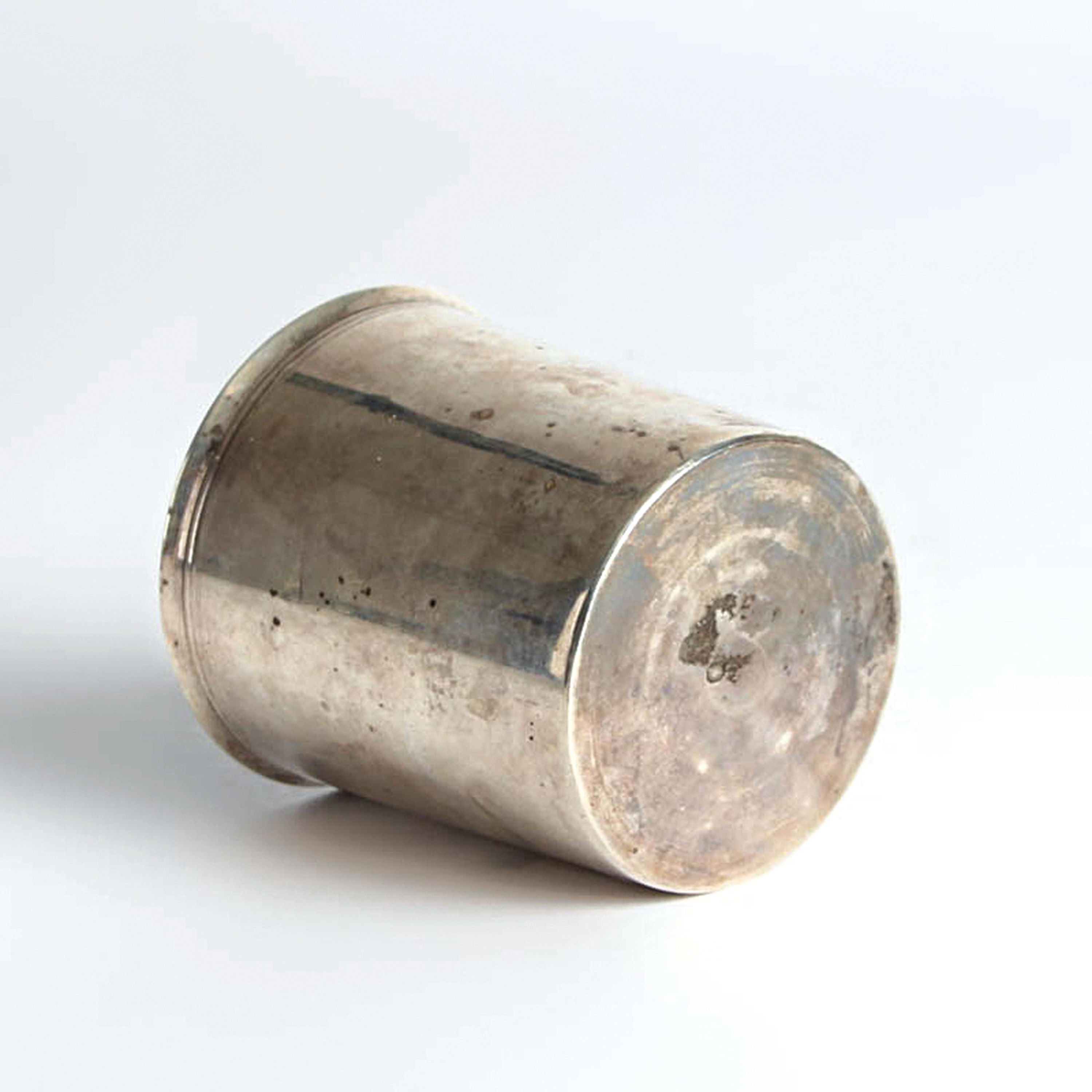 Detail e: Taufbecher aus Silber, deutsch, 18.Jh., Silber, ziselierter Ornamentdekor, Monogramm, Punzen unleserlich, ca. 40,7g, H. 7,5 cm, verbeult