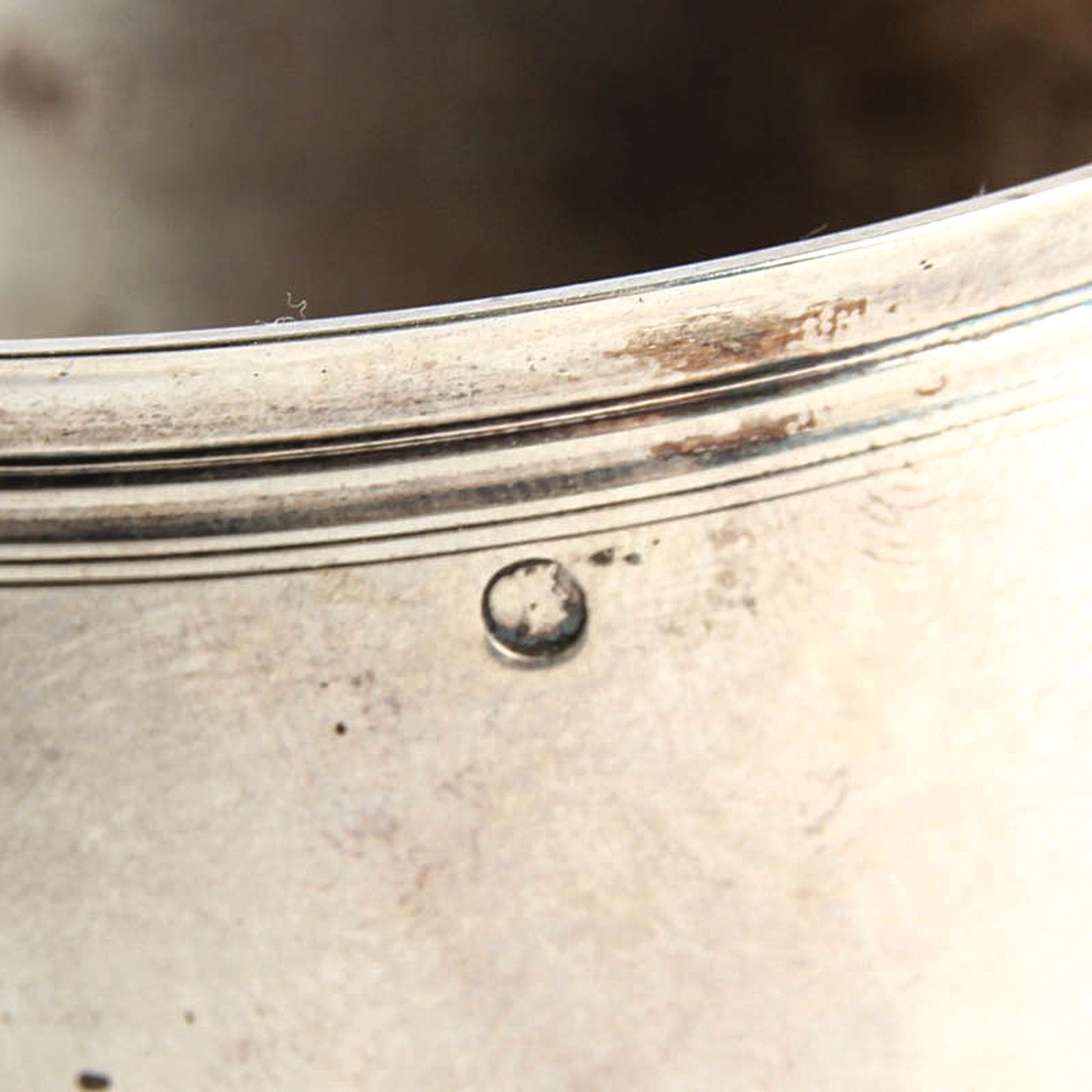 Detail f: Taufbecher aus Silber, deutsch, 18.Jh., Silber, ziselierter Ornamentdekor, Monogramm, Punzen unleserlich, ca. 40,7g, H. 7,5 cm, verbeult