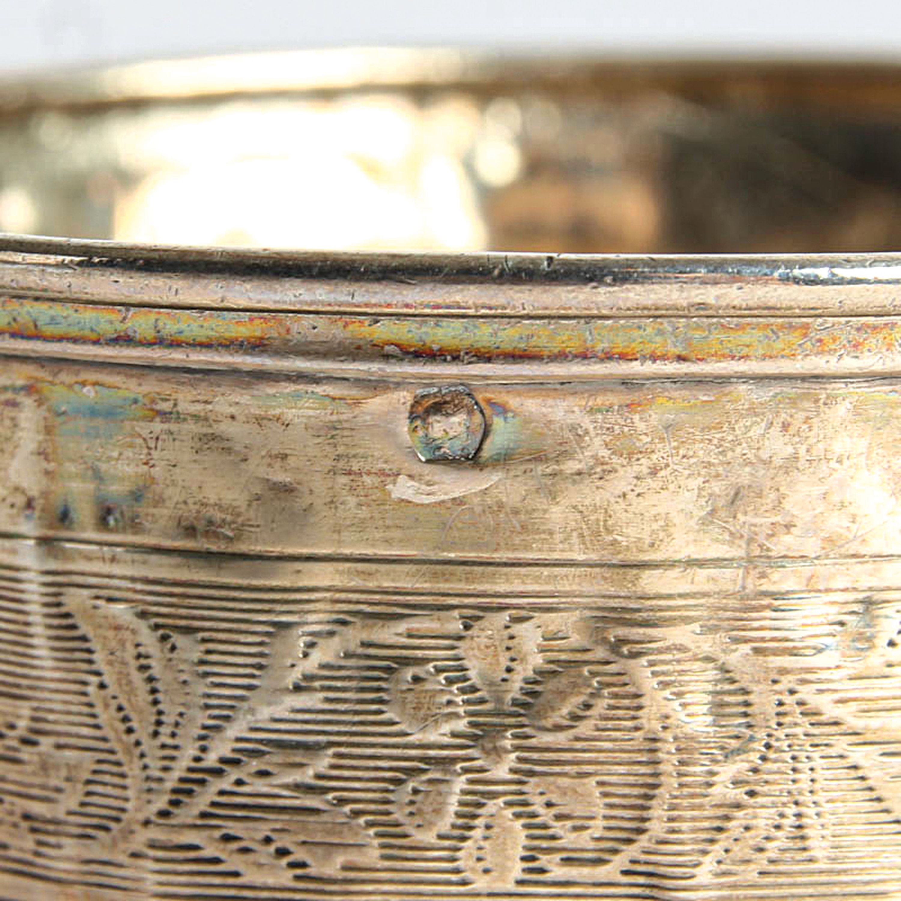Detail g: Taufbecher aus Silber, deutsch, 18.Jh., Silber, ziselierter Ornamentdekor, Monogramm, Punzen unleserlich, ca. 40,7g, H. 7,5 cm, verbeult