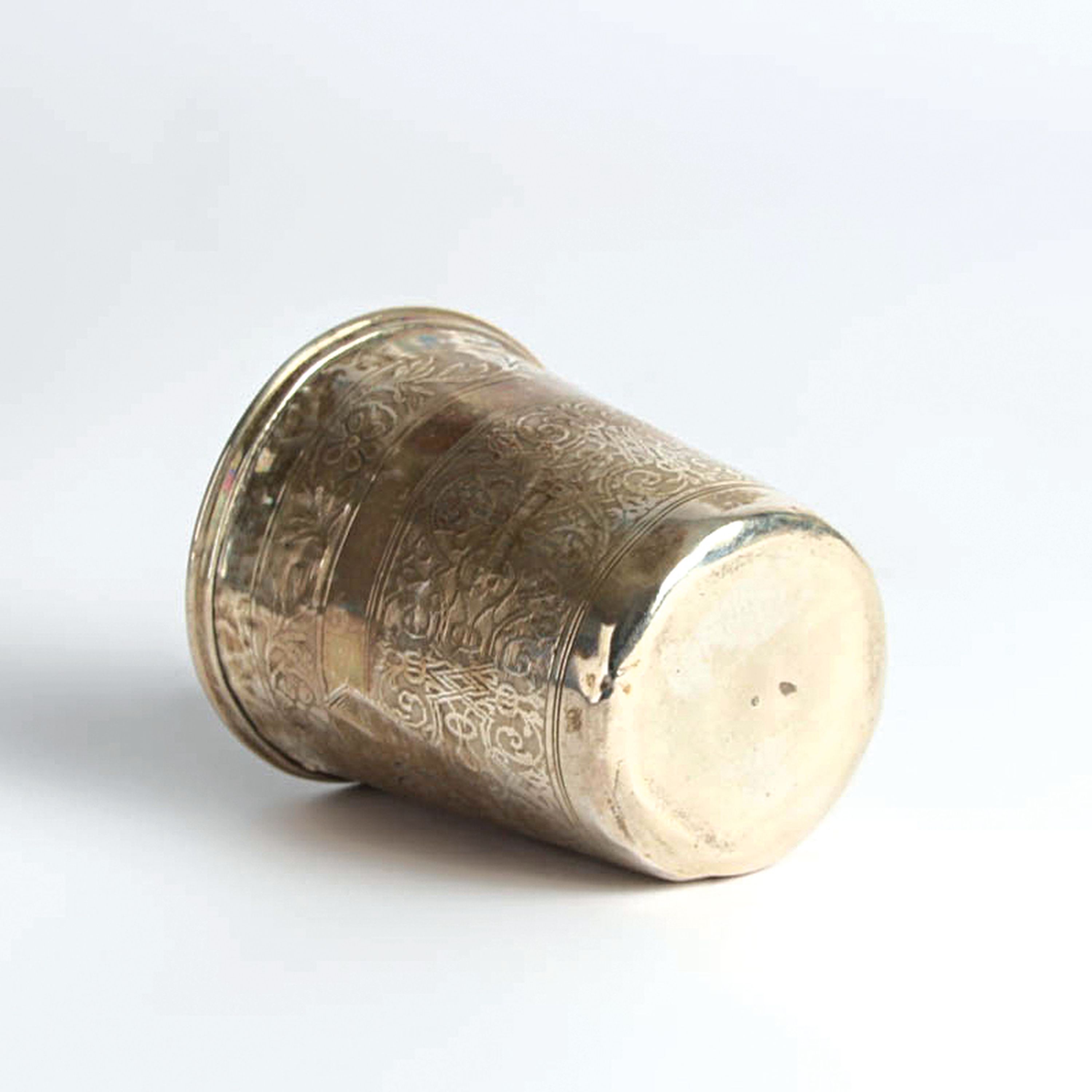 Detail h: Taufbecher aus Silber, deutsch, 18.Jh., Silber, ziselierter Ornamentdekor, Monogramm, Punzen unleserlich, ca. 40,7g, H. 7,5 cm, verbeult