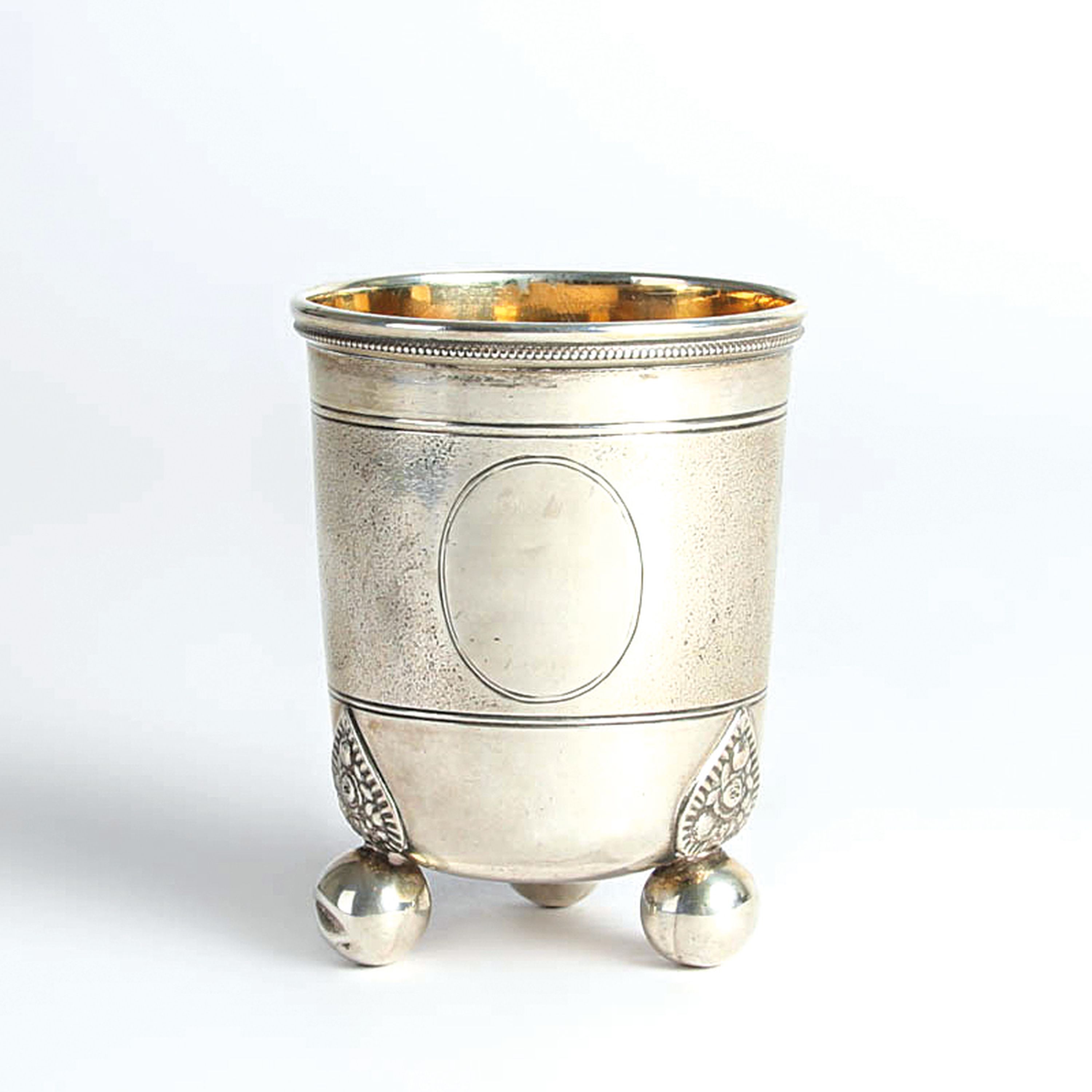 Kugelfußbecher, Kopenhagen, Mitte 19.Jh., Silber, innen vergoldet, Datierung verschlagen, Meistermarke ungedeutet, ca. 89g,H. 8,5 cm, min. verbeult ...