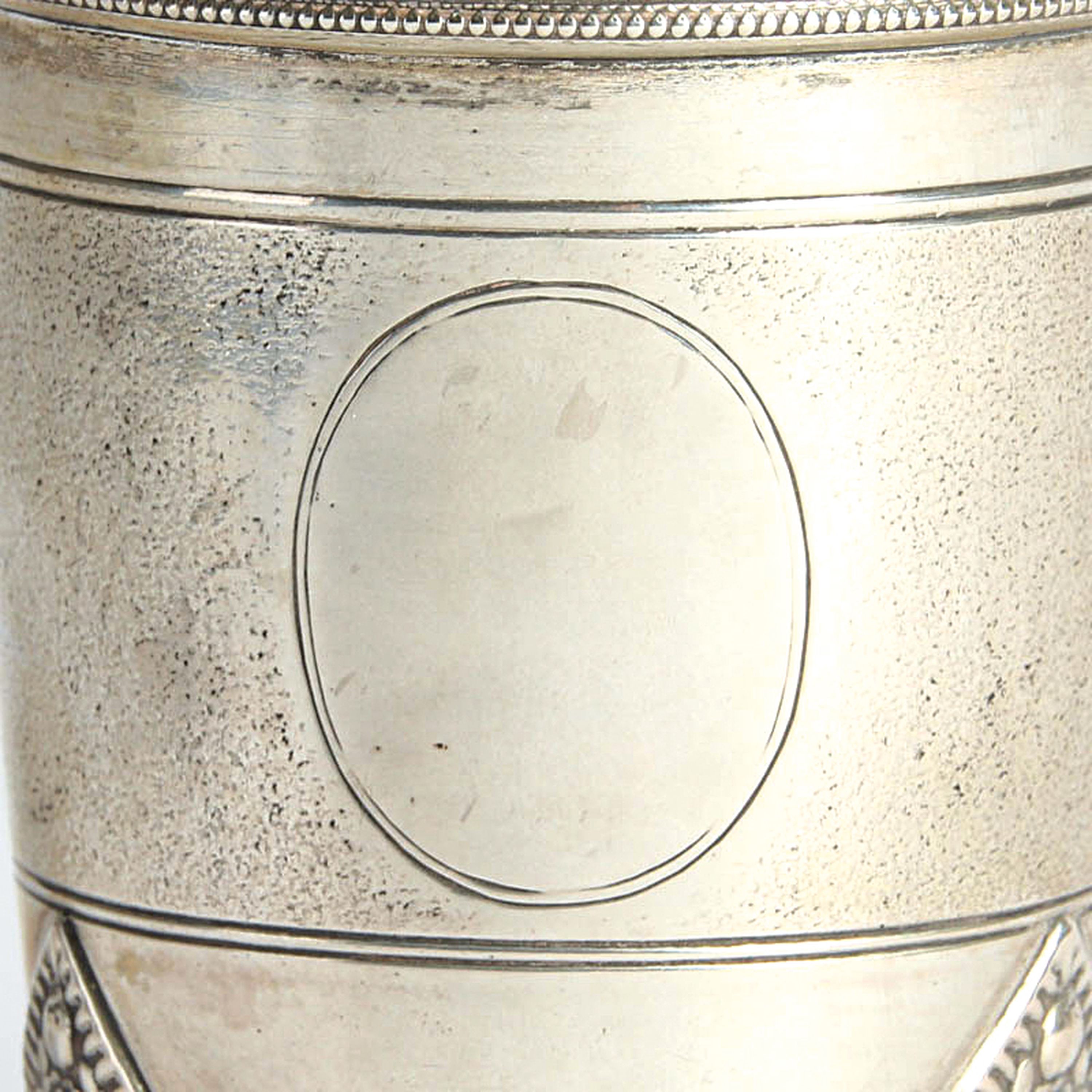 Detail a: Kugelfußbecher, Kopenhagen, Mitte 19.Jh., Silber, innen vergoldet, Datierung verschlagen, Meistermarke ungedeutet, ca. 89g,H. 8,5 cm, min. verbeult ...