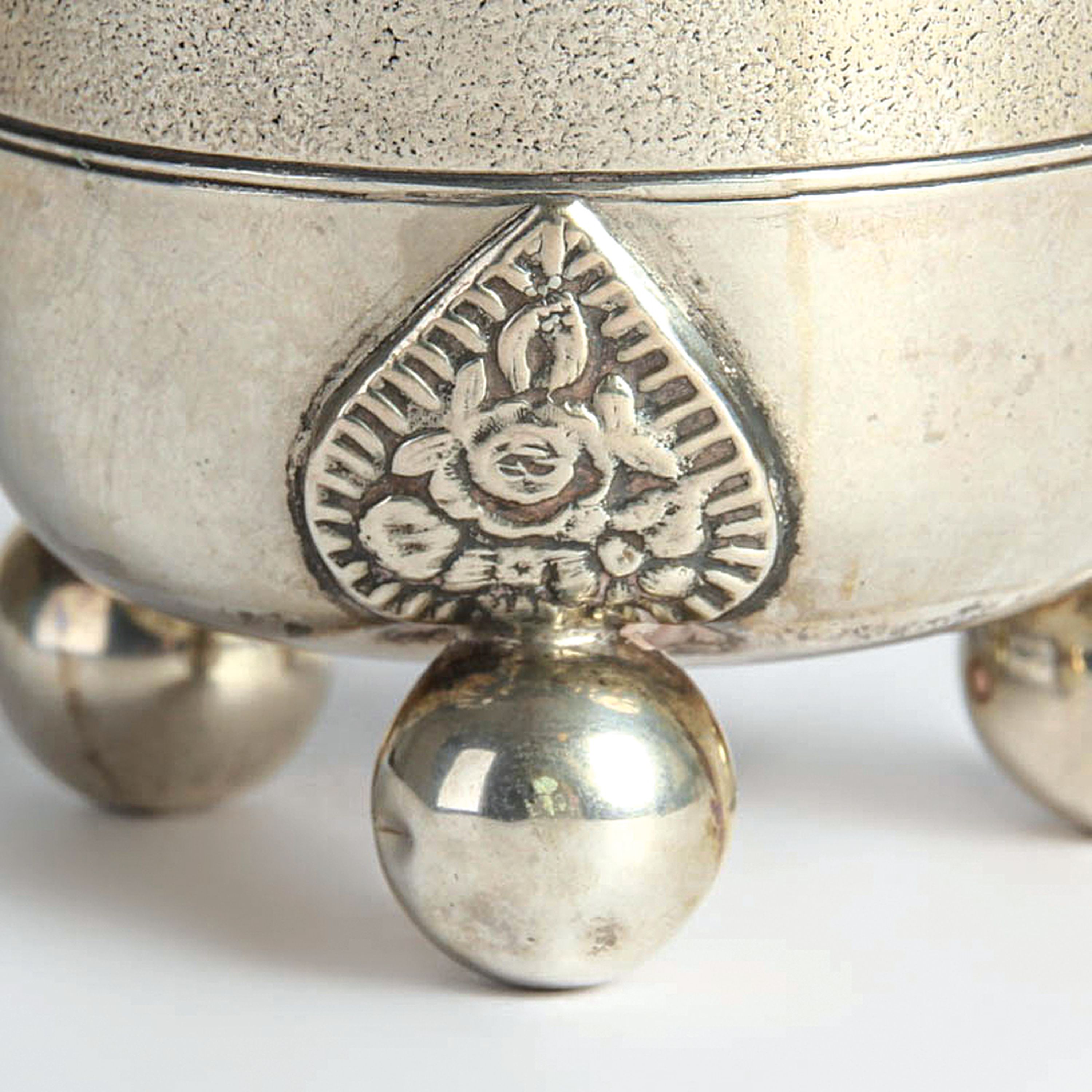 Detail d: Kugelfußbecher, Kopenhagen, Mitte 19.Jh., Silber, innen vergoldet, Datierung verschlagen, Meistermarke ungedeutet, ca. 89g,H. 8,5 cm, min. verbeult ...
