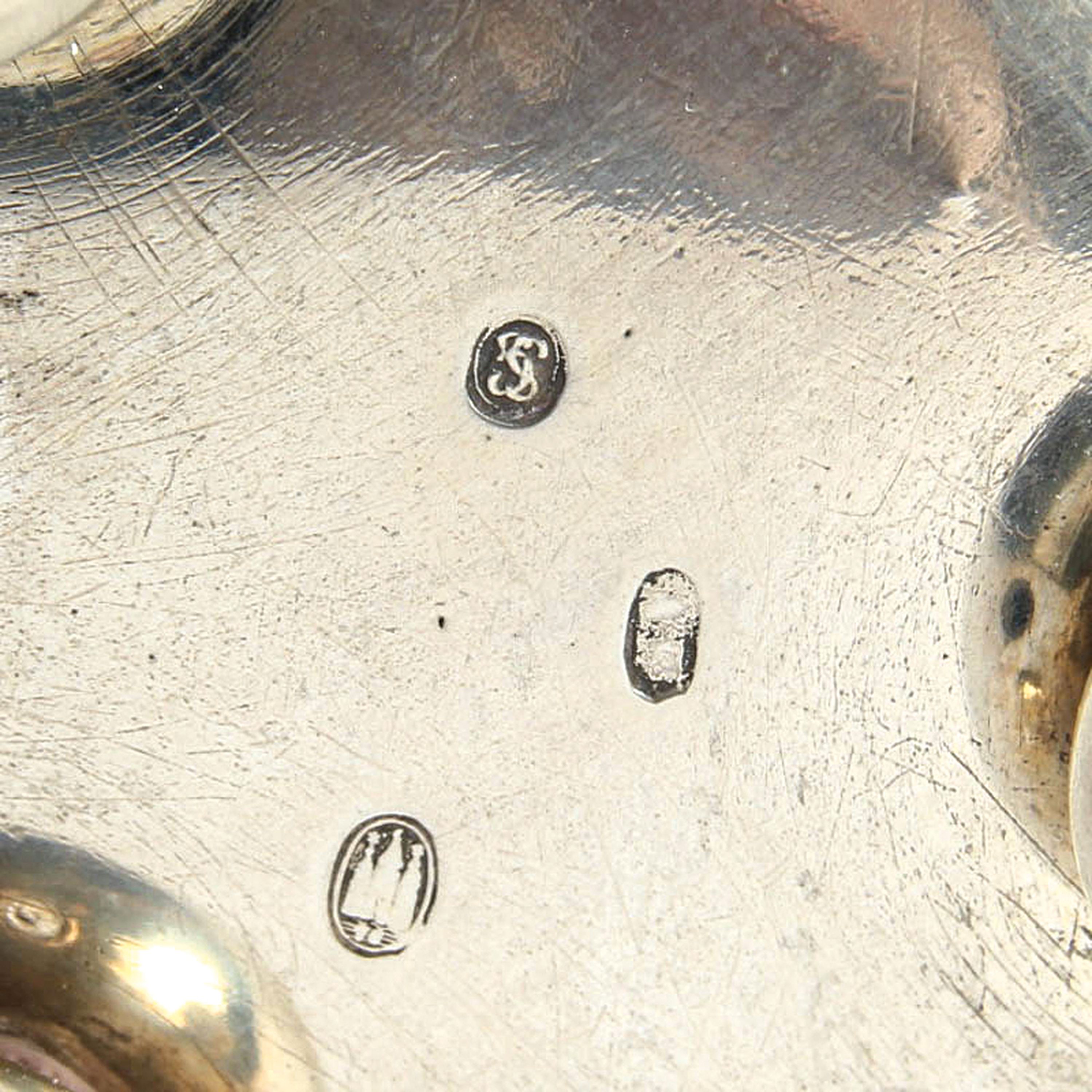 Detail g: Kugelfußbecher, Kopenhagen, Mitte 19.Jh., Silber, innen vergoldet, Datierung verschlagen, Meistermarke ungedeutet, ca. 89g,H. 8,5 cm, min. verbeult ...