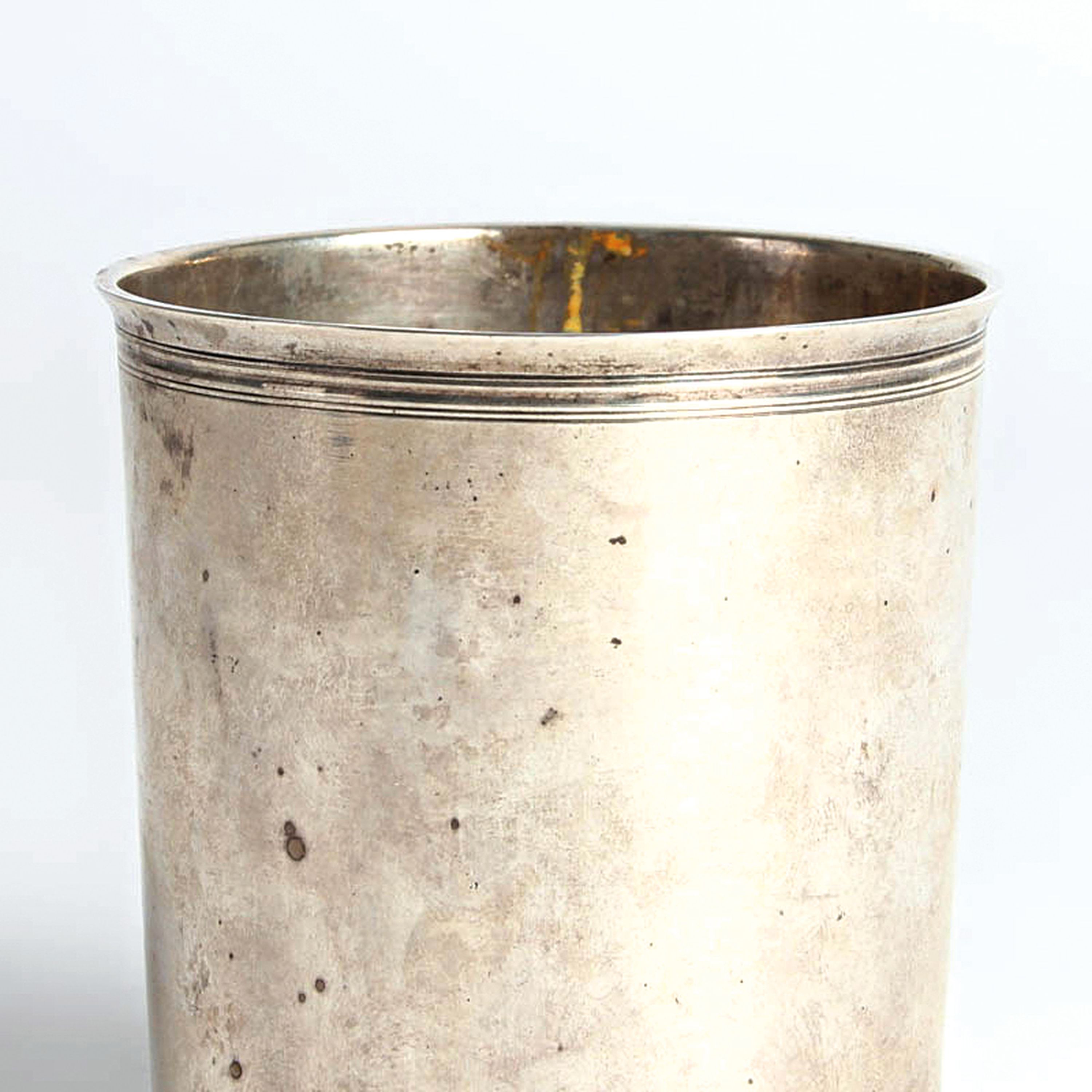 Detail a: Faustbecher, Paris, 1809-1819, Silber, Meistermarke LTJ im Prisma, verbeult, ca. 64 ,4g, H. 8 cm