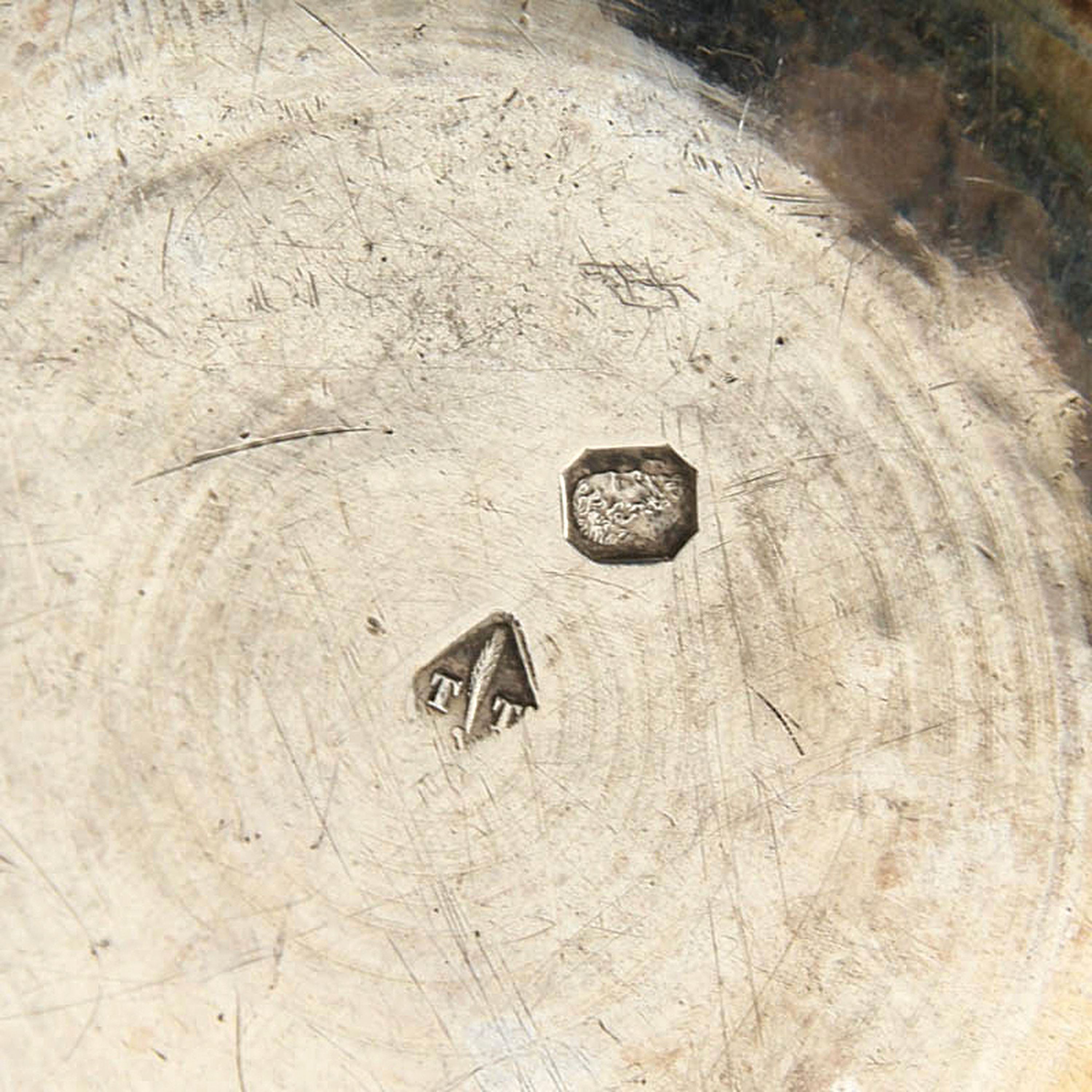 Detail a: Faustbecher, Paris, 1819-1838, Silber, Meistermarke TT mit Ähre, verbeulter Stand, ca. 55g, H. 8,5 cm