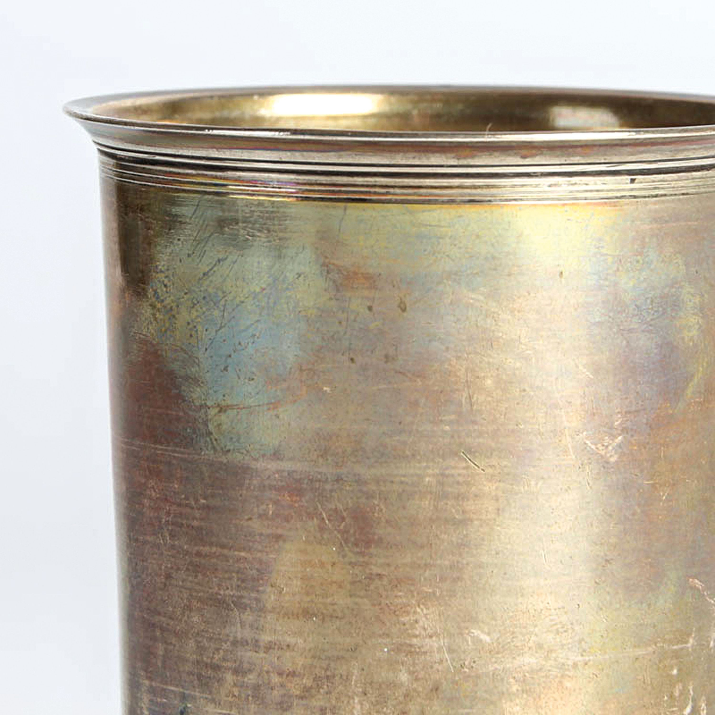 Detail b: Faustbecher, Paris, 1819-1838, Silber, Meistermarke TT mit Ähre, verbeulter Stand, ca. 55g, H. 8,5 cm