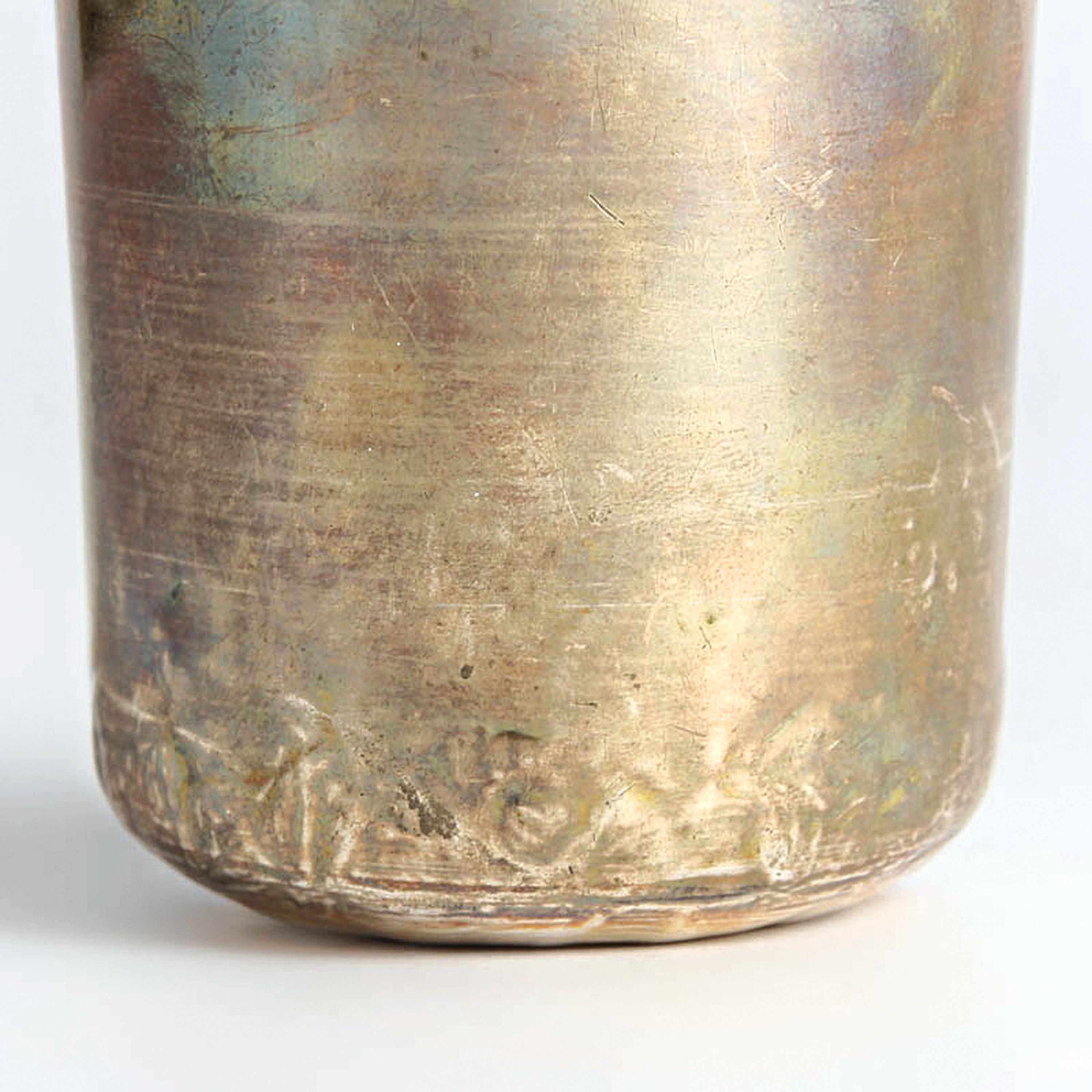 Detail c: Faustbecher, Paris, 1819-1838, Silber, Meistermarke TT mit Ähre, verbeulter Stand, ca. 55g, H. 8,5 cm