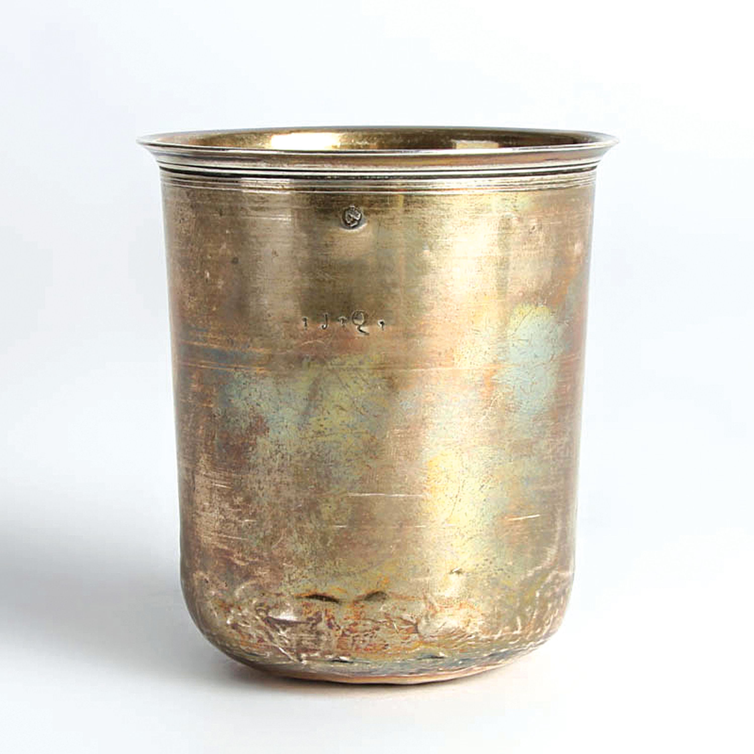 Detail d: Faustbecher, Paris, 1819-1838, Silber, Meistermarke TT mit Ähre, verbeulter Stand, ca. 55g, H. 8,5 cm