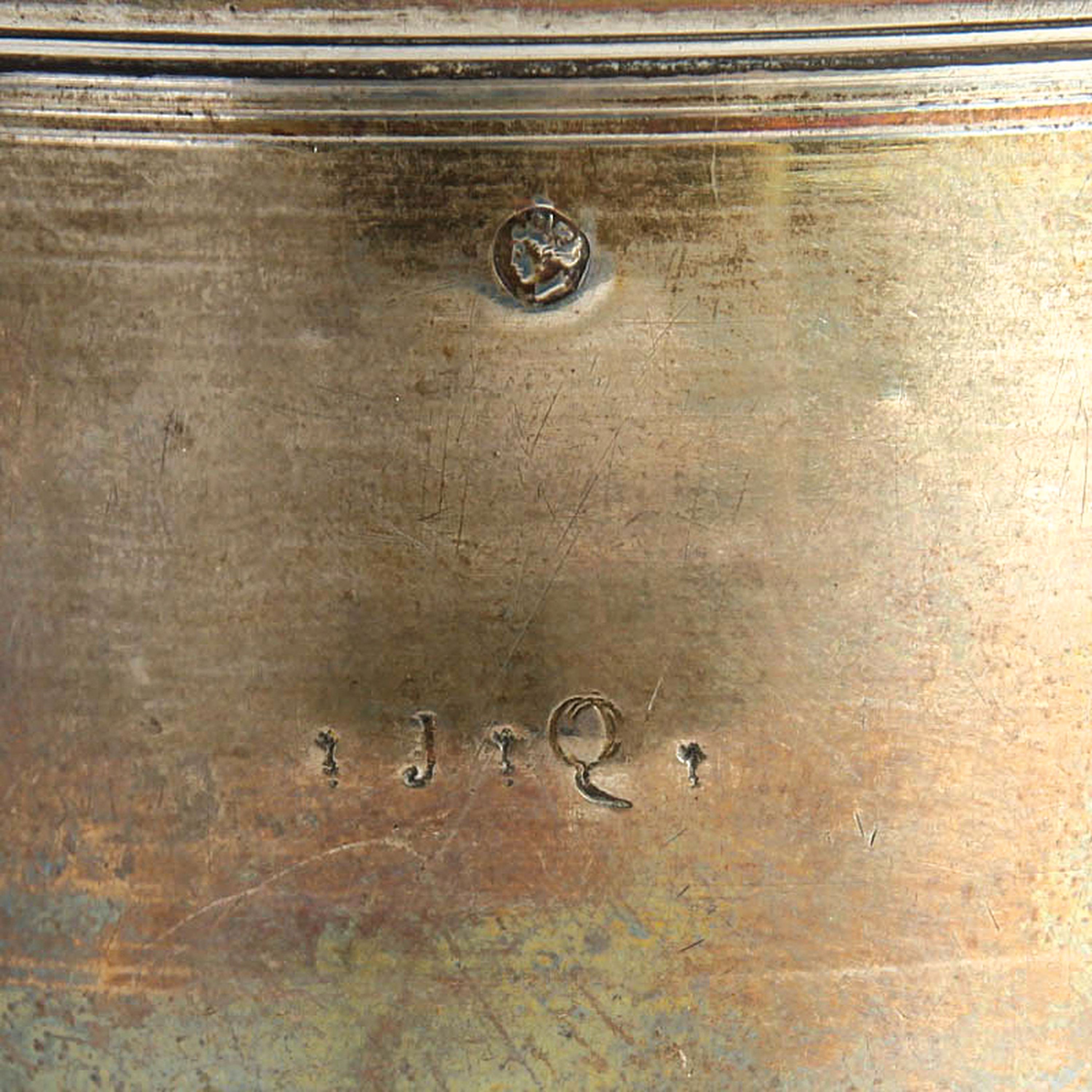 Detail e: Faustbecher, Paris, 1819-1838, Silber, Meistermarke TT mit Ähre, verbeulter Stand, ca. 55g, H. 8,5 cm