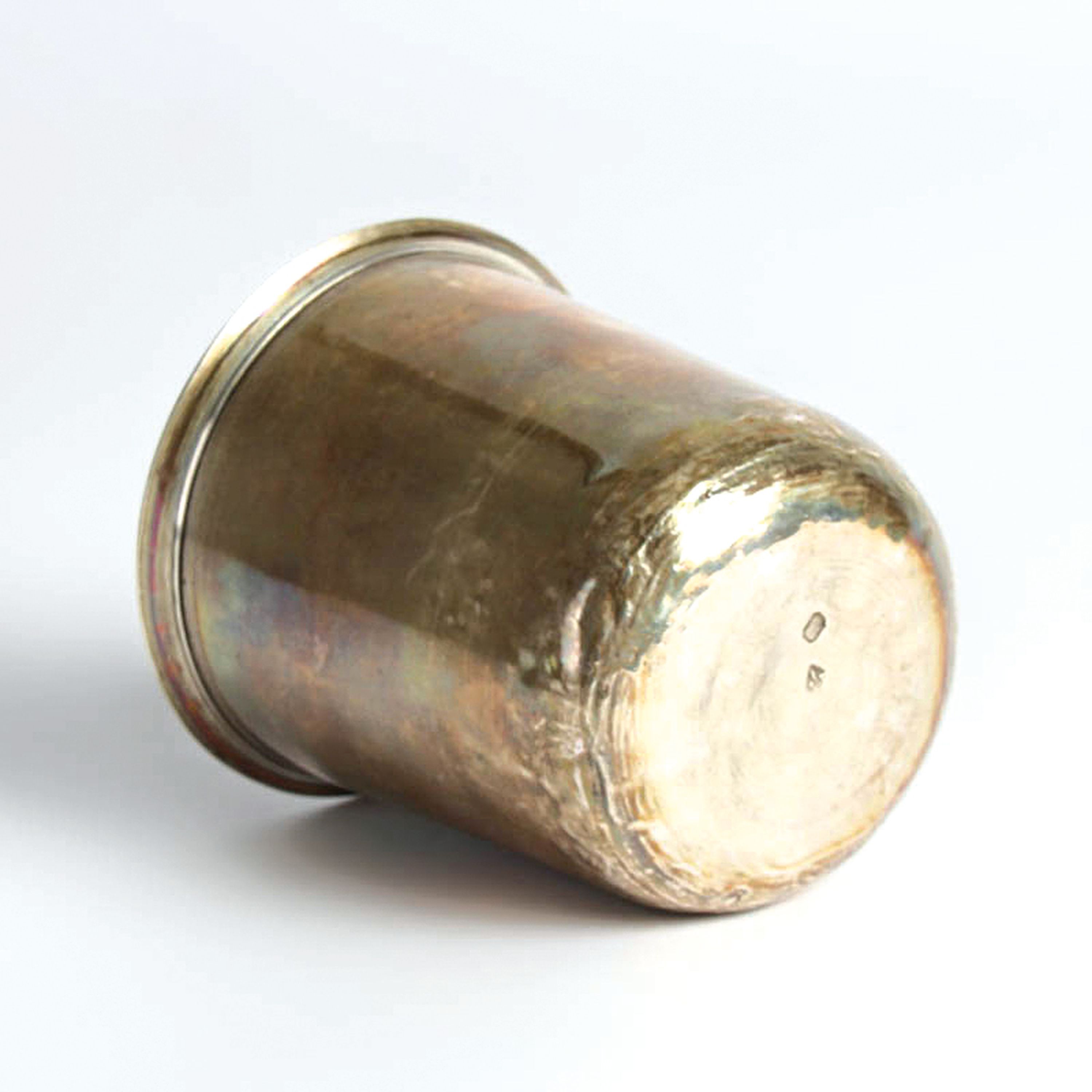 Detail g: Faustbecher, Paris, 1819-1838, Silber, Meistermarke TT mit Ähre, verbeulter Stand, ca. 55g, H. 8,5 cm
