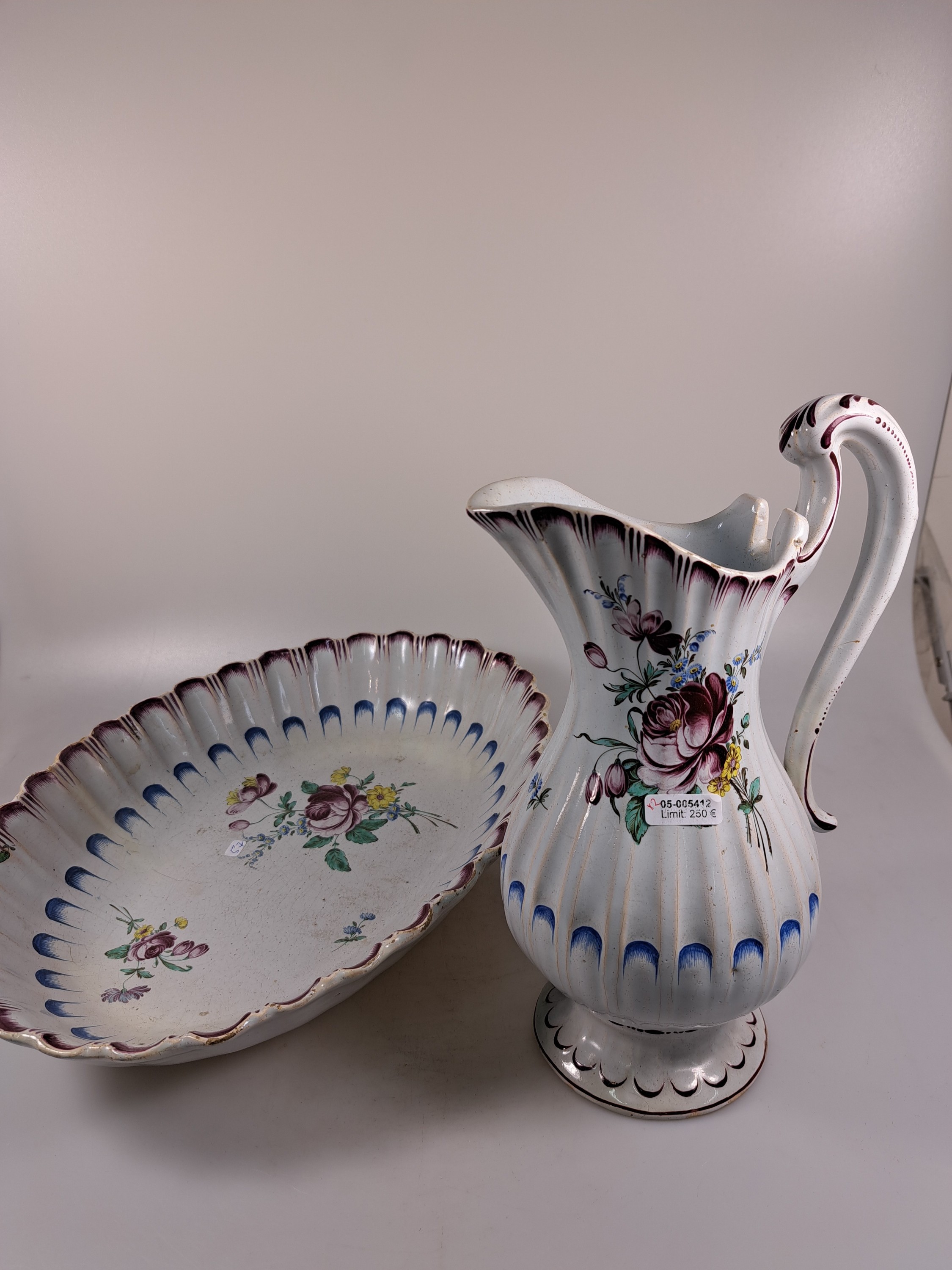 Detail a: Waschgarnitur/Lavabo, Straßburg, um 1760, Fayence, reiche Blumenmalerei, gerippte Form, purpurfarbene und blaue Dekoration, fachgerecht rest., l. ...