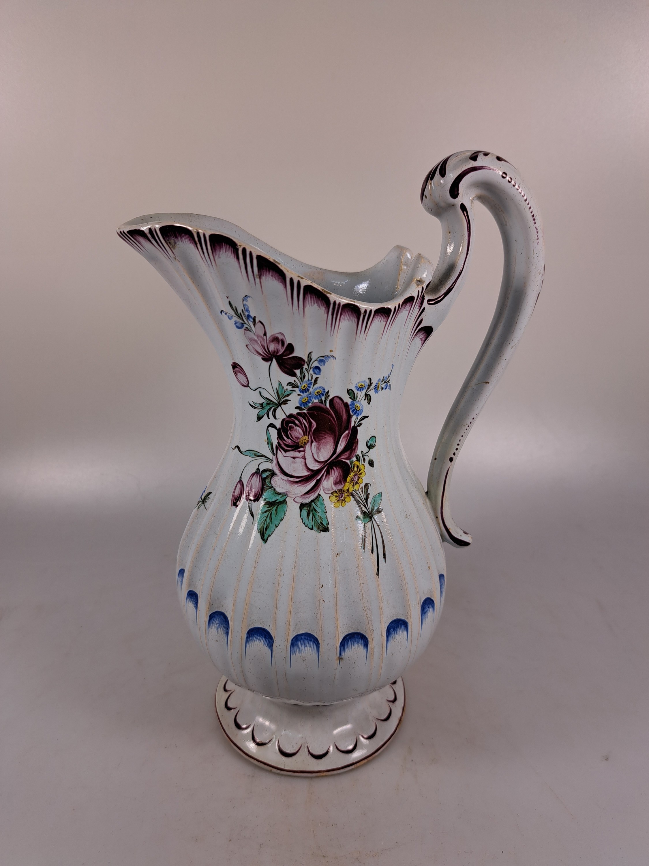 Detail b: Waschgarnitur/Lavabo, Straßburg, um 1760, Fayence, reiche Blumenmalerei, gerippte Form, purpurfarbene und blaue Dekoration, fachgerecht rest., l. ...