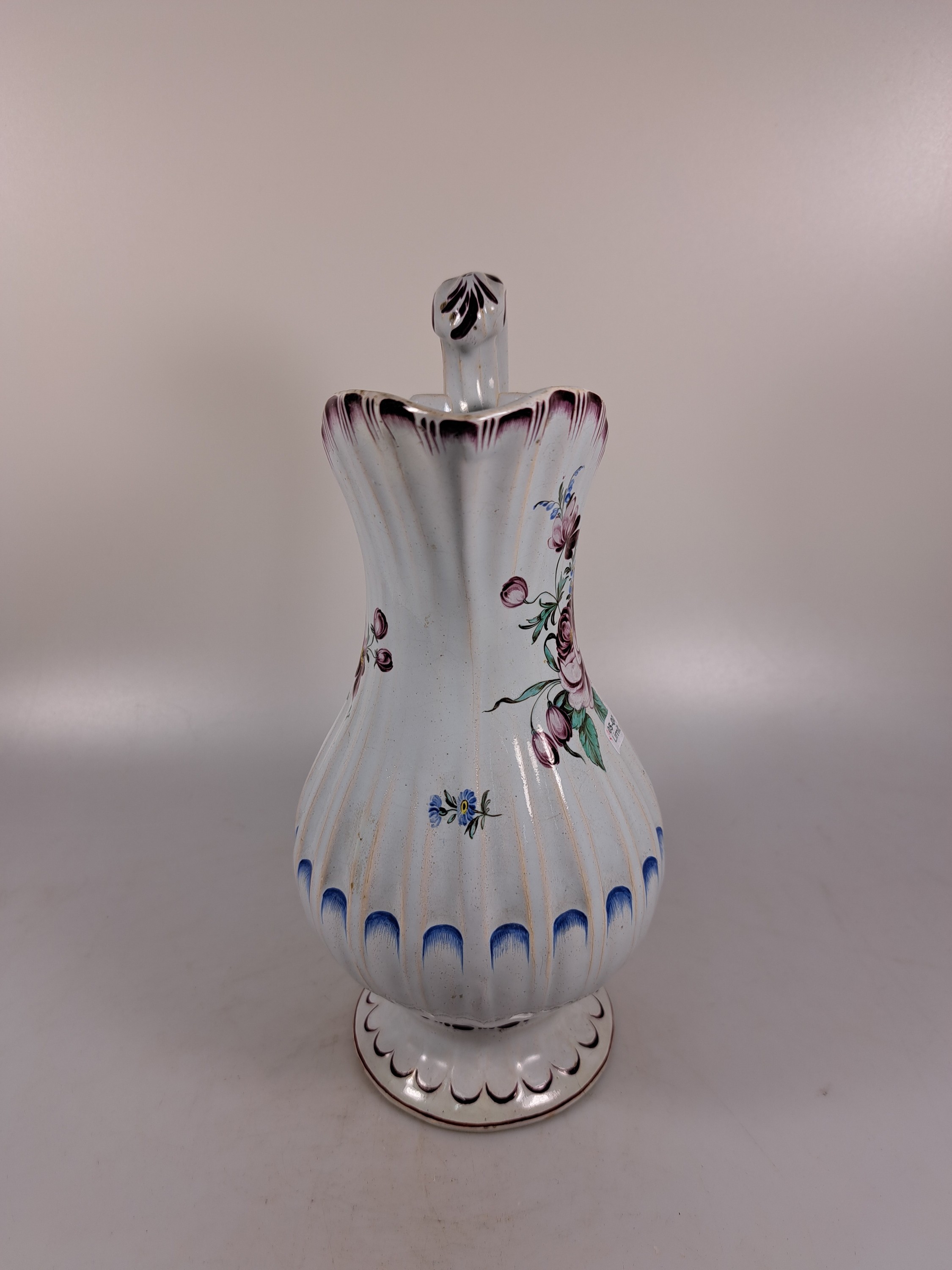 Detail c: Waschgarnitur/Lavabo, Straßburg, um 1760, Fayence, reiche Blumenmalerei, gerippte Form, purpurfarbene und blaue Dekoration, fachgerecht rest., l. ...